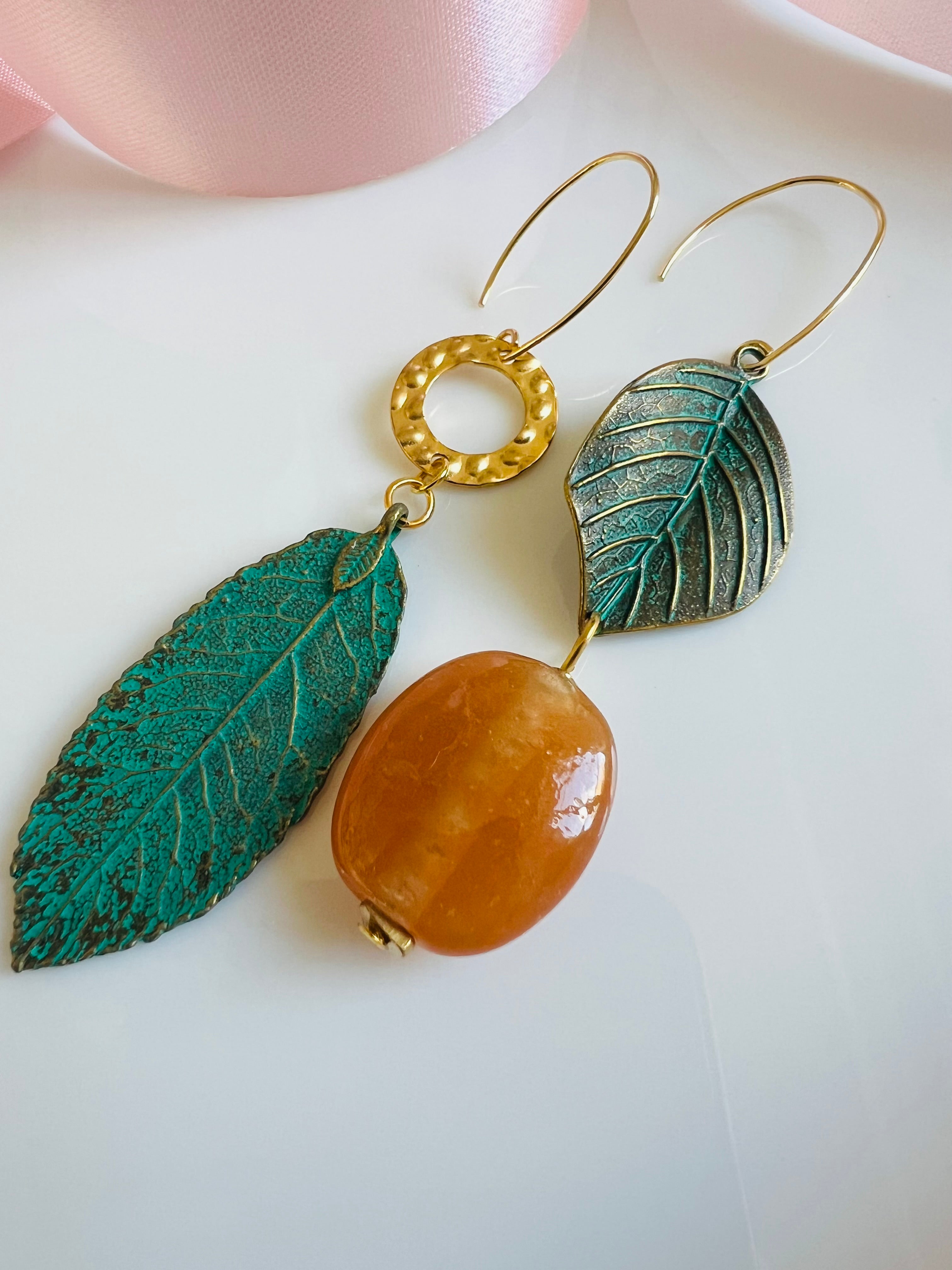 Boucles d’oreilles MARIJAM feuilles asymétriques et perles, style bohème - Créations Uniques - Créations Uniques