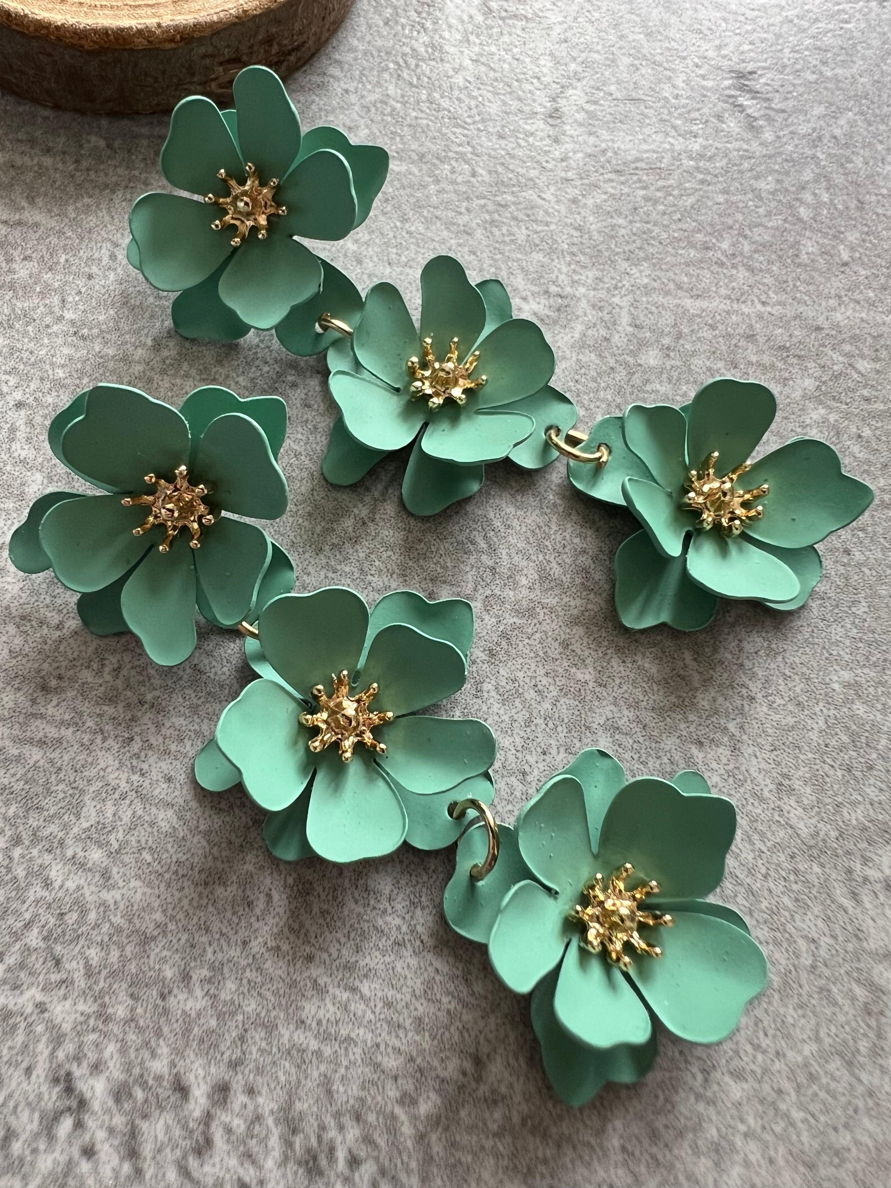 Boucles d’oreilles pendantes AXELLE - 3 fleurs métal vertes - Créations Uniques