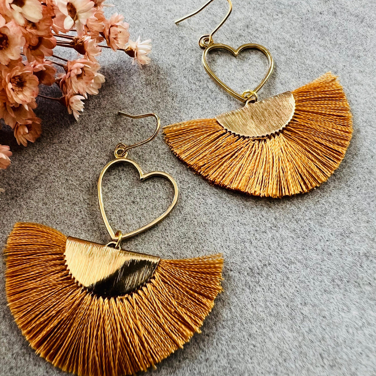 Boucles d’oreilles MARYLAUR cœurs dorés et éventail moutarde - Créations Uniques - Créations Uniques