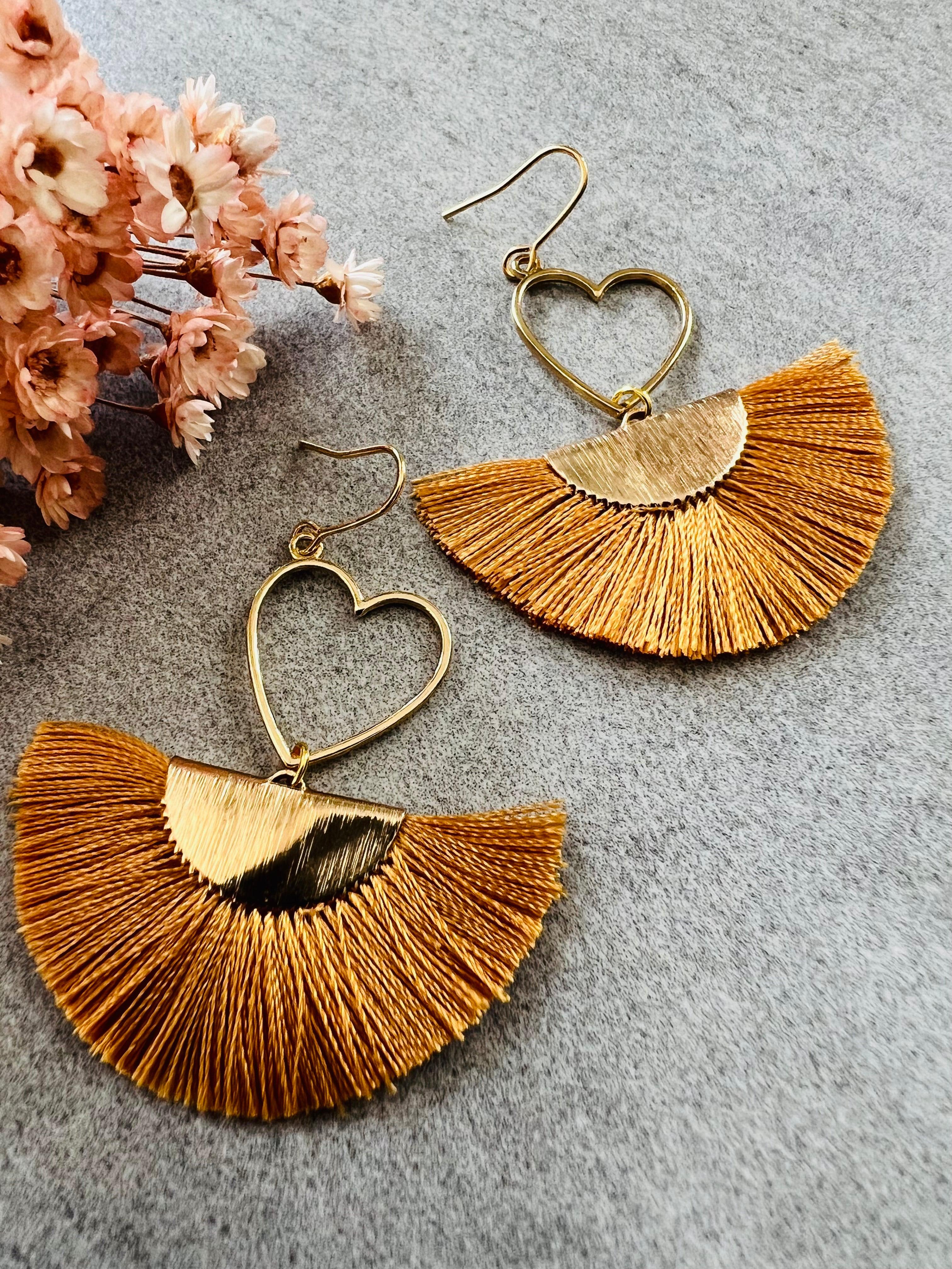 Boucles d’oreilles MARYLAUR cœurs dorés et éventail moutarde - Créations Uniques - Créations Uniques