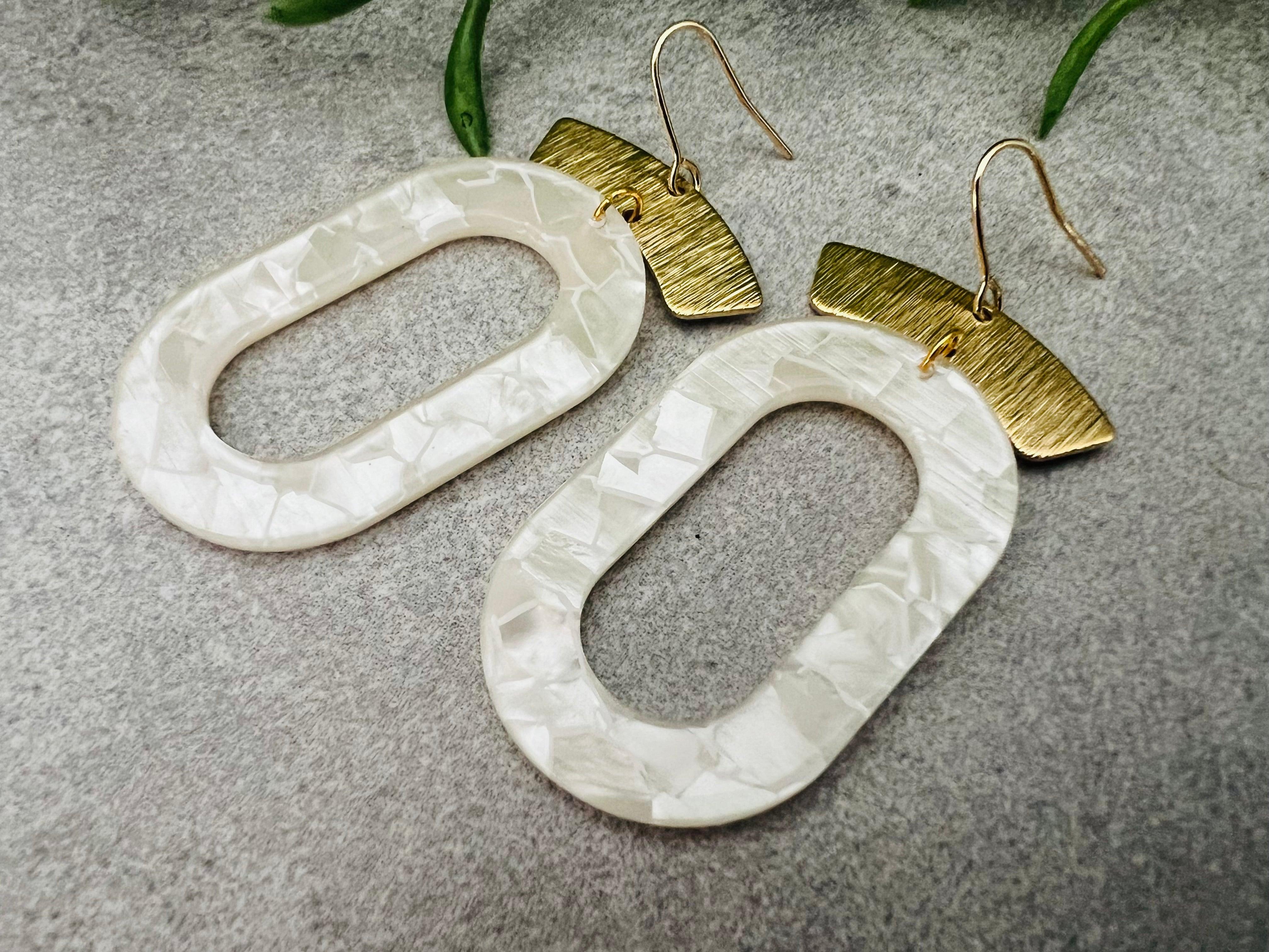 Boucles d’oreilles SUZIE résine blanc neige - Créations Uniques - Créations Uniques