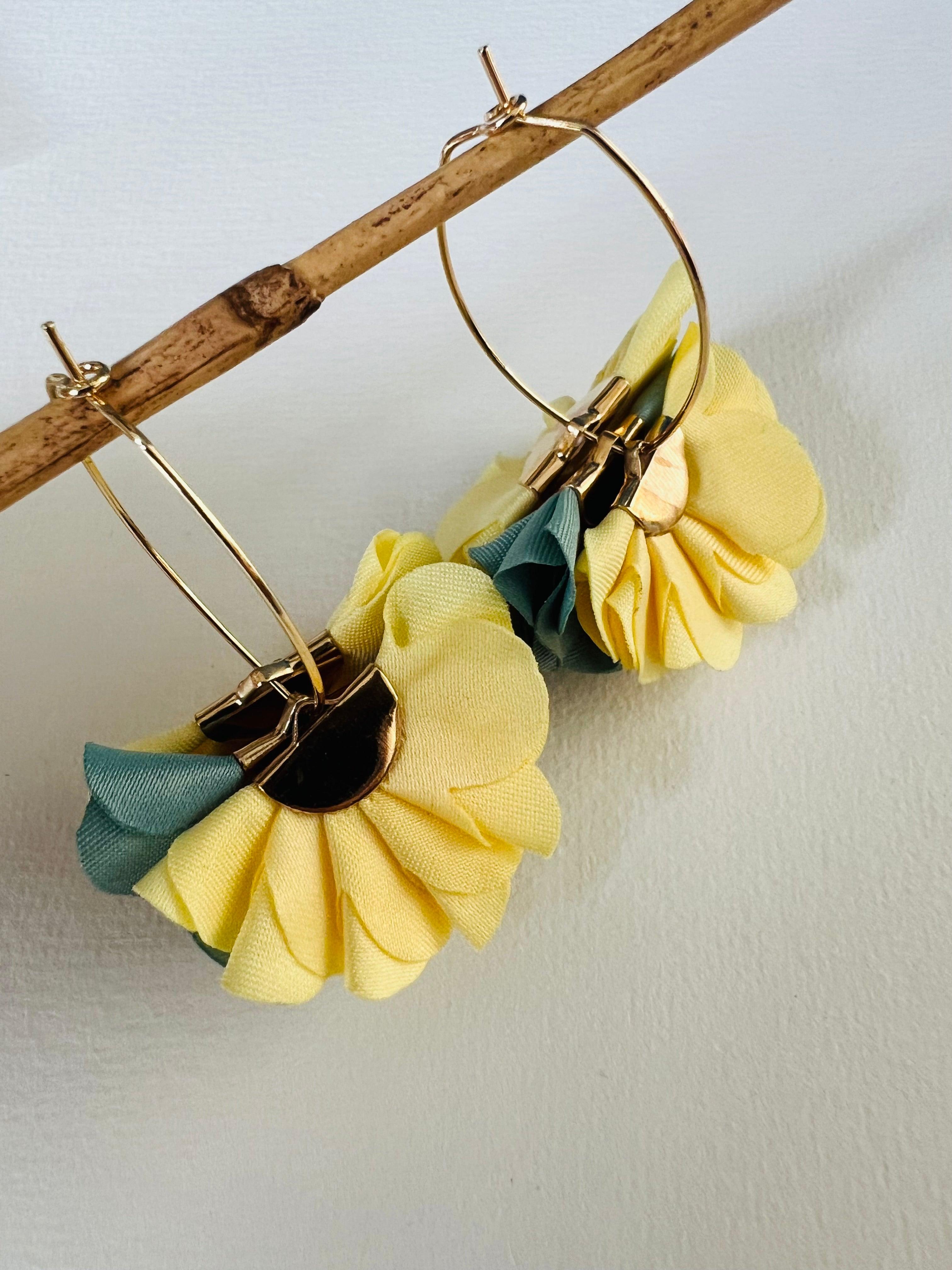 Boucles d’oreilles anneaux ovales SHEILA pampilles tissu jaune et vert - Créations Uniques - Créations Uniques