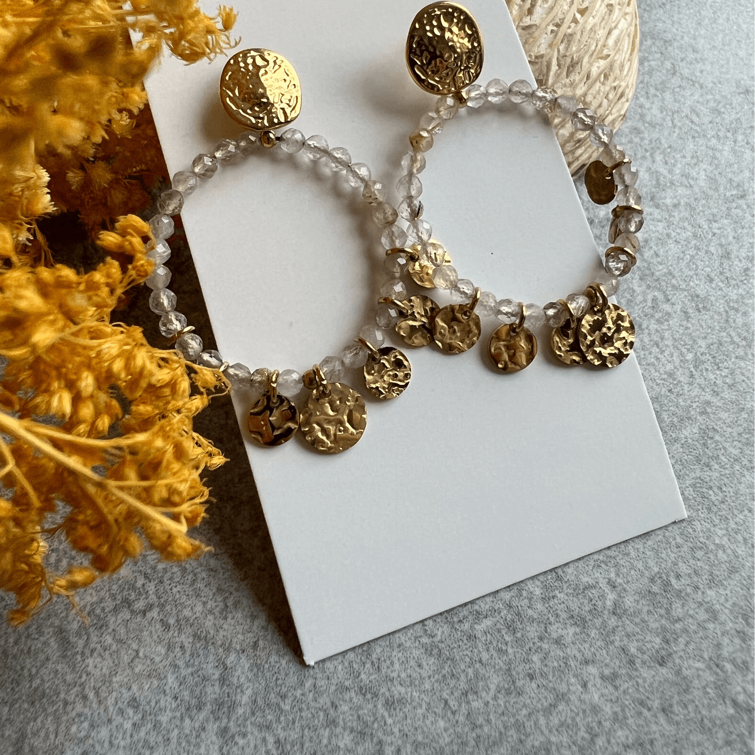 Boucles d’oreilles AUBREY anneaux dorés, perles grises et pampilles - Créations Uniques