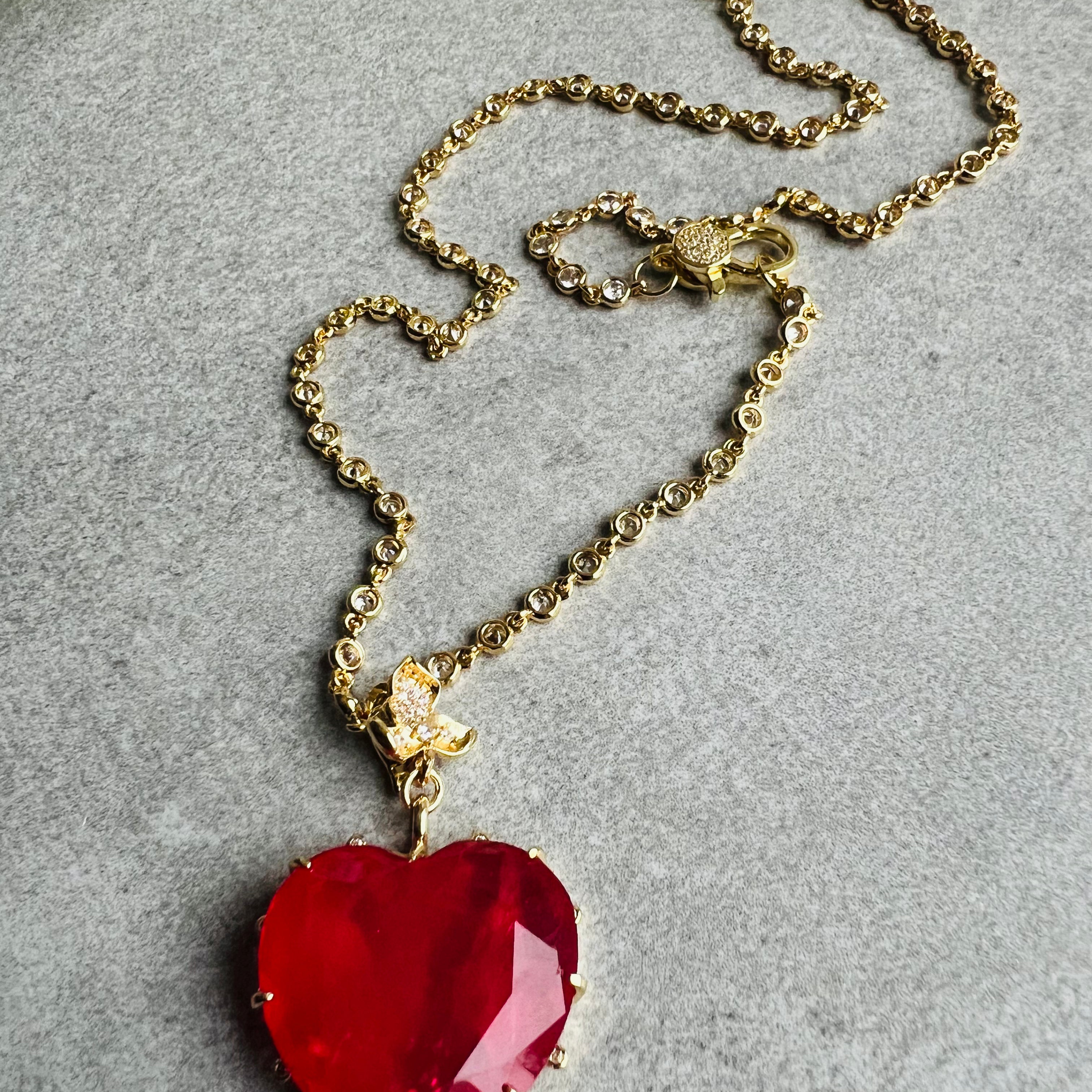 Collier TERRY sautoir pendentif cœur rose fuchsia chaîne dorée diamantée - Créations Uniques
