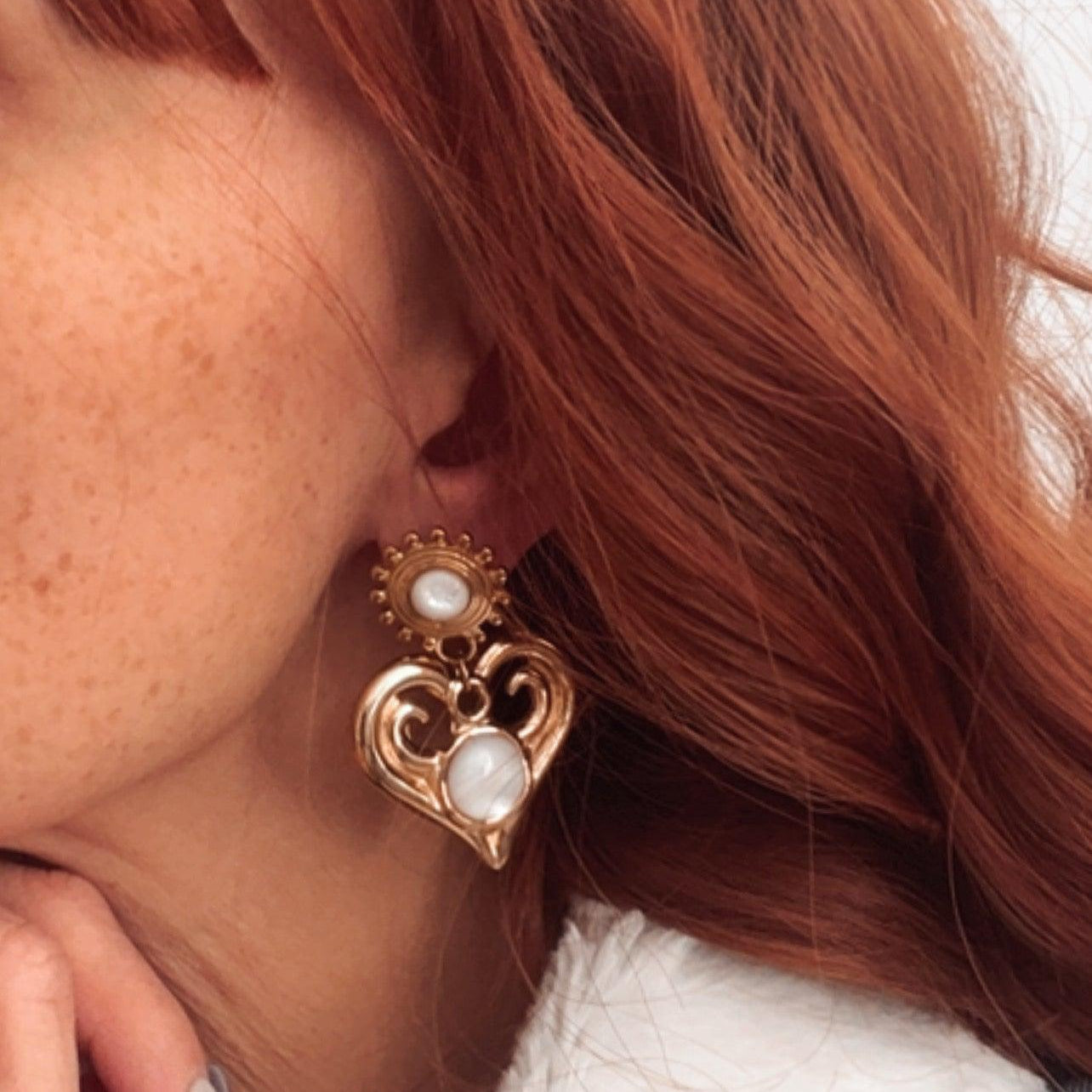 Boucles d’oreilles MARY cœurs dorés et blanc nacré - Créations Uniques