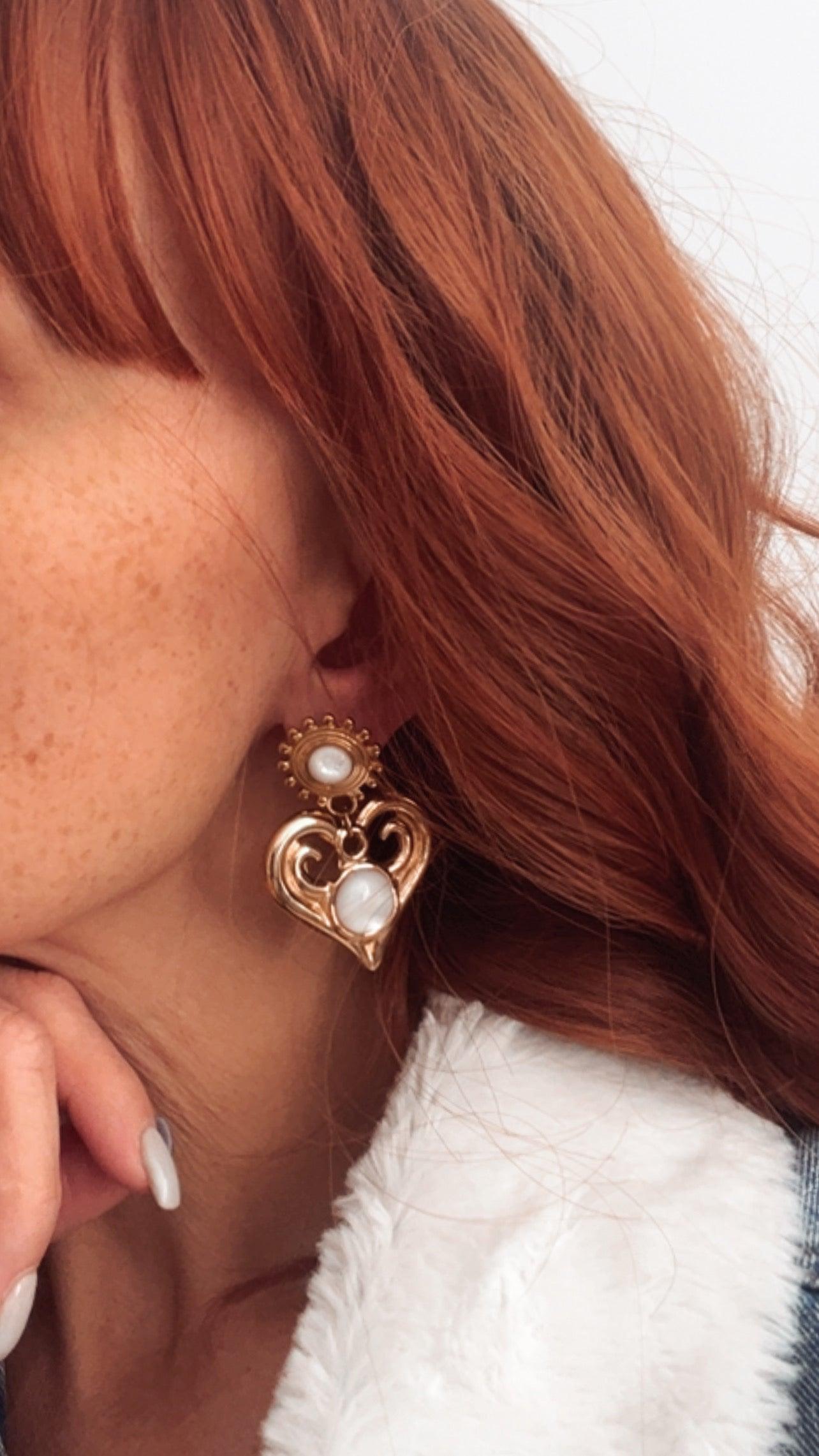 Boucles d’oreilles MARY cœurs dorés et blanc nacré - Créations Uniques