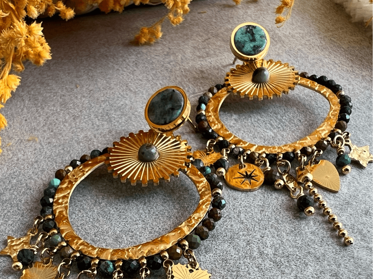 Boucles d’oreilles MARIE-AMELIE dorées, perles et multi pampilles clous vert foncé - Créations Uniques