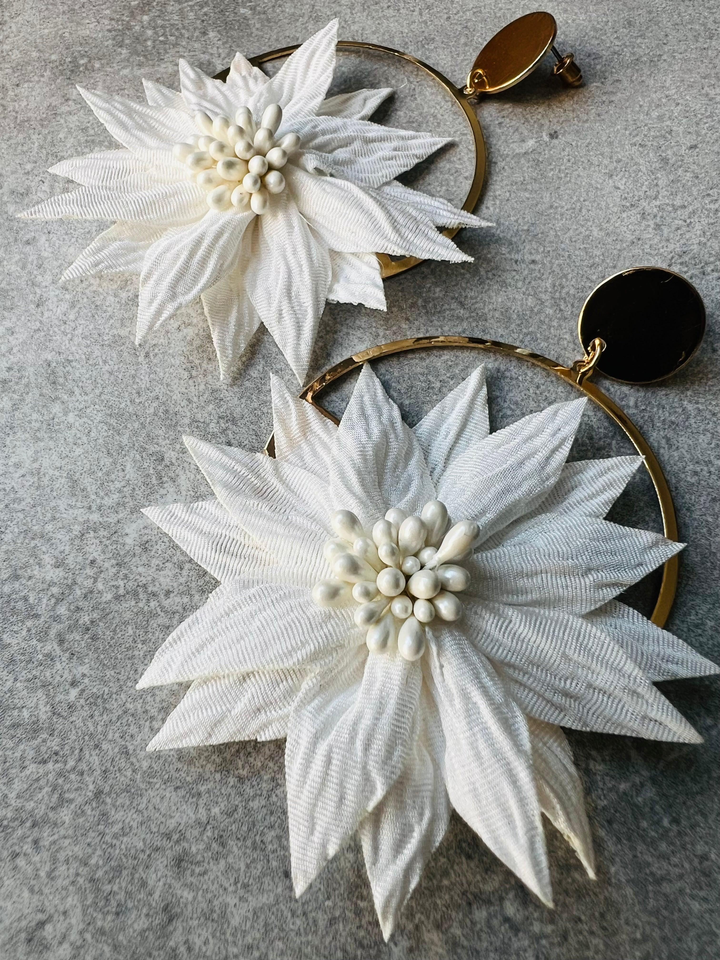 Boucles d’oreilles JEMMA grand modèle fleurs blanches tissu - Créations Uniques