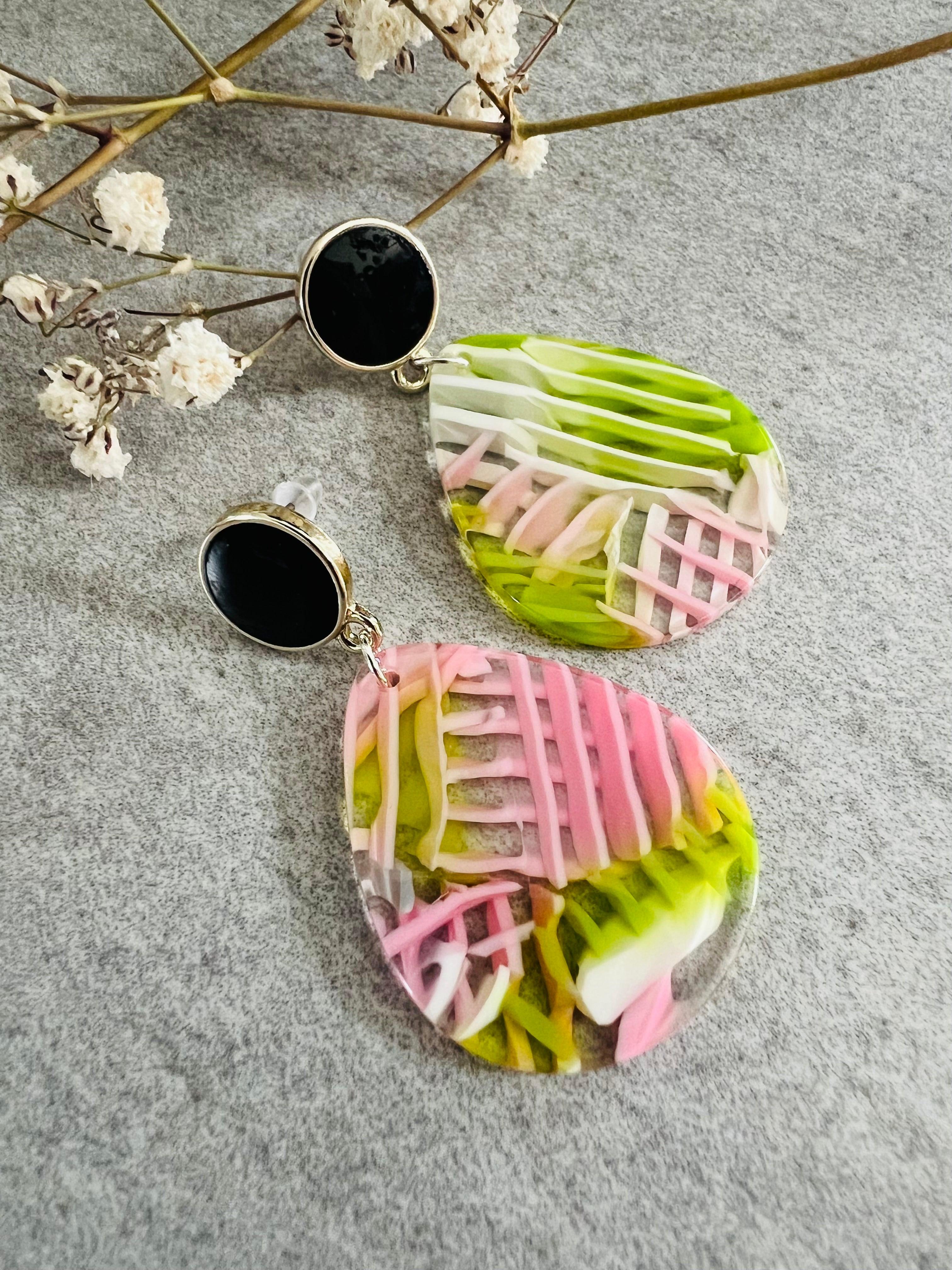 Boucles d’oreilles AUGUSTINE gouttes résine, vert et touche de rose - Créations Uniques - Créations Uniques