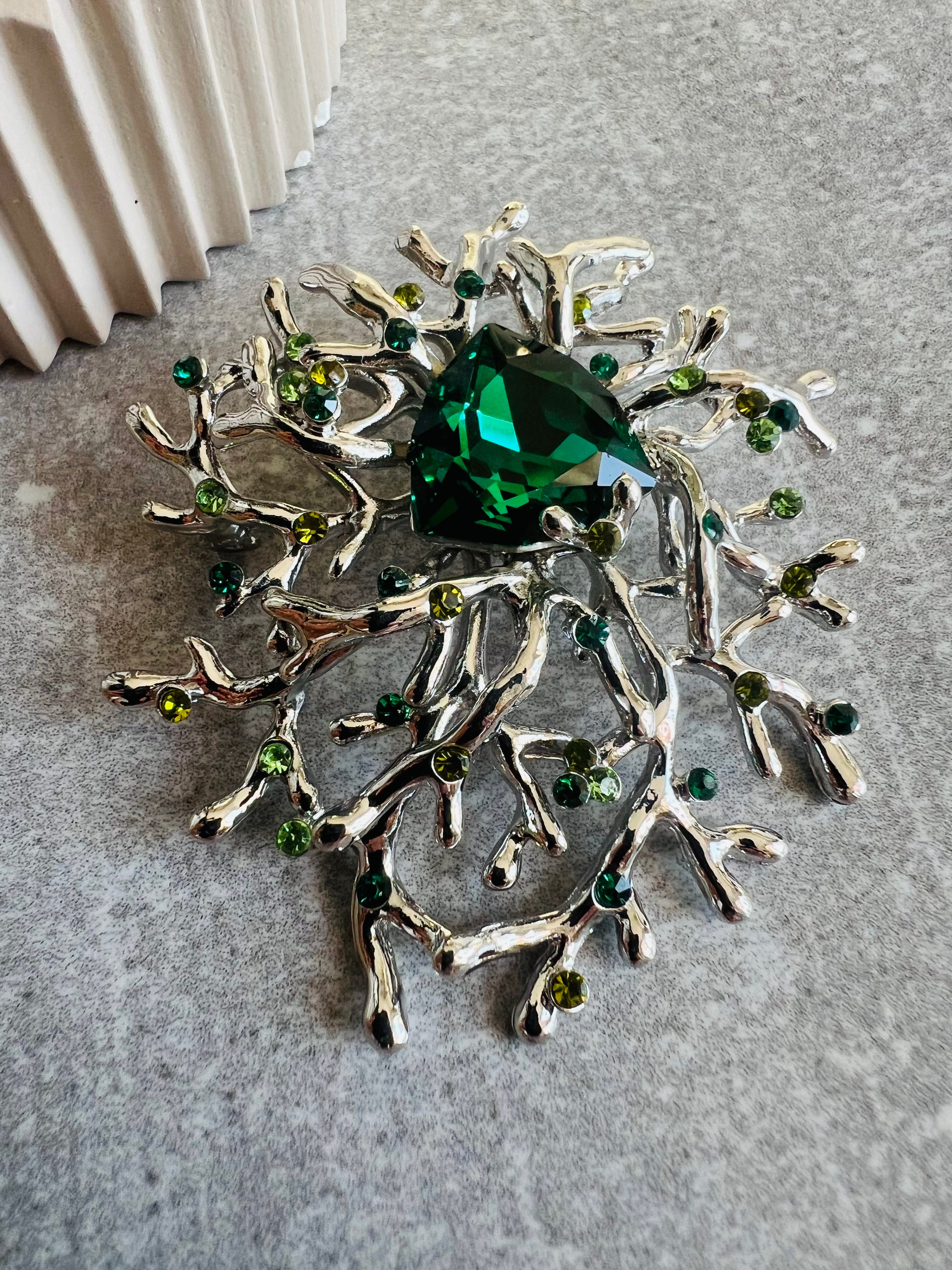 Broche NOEMI feuillage argenté féerique strass émeraude - Créations Uniques