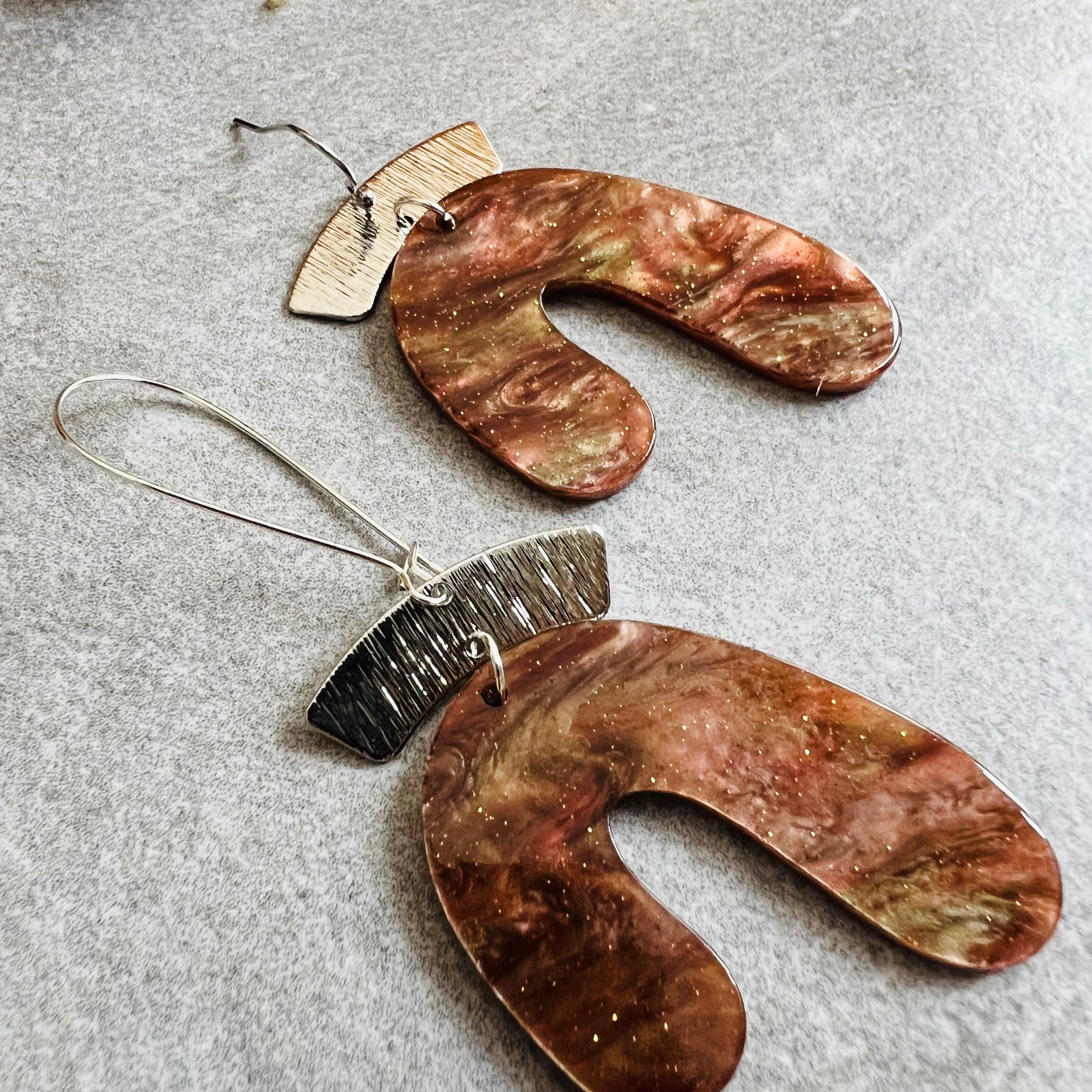 Boucles d’oreilles MURPHY asymétriques résine galaxy marron - Créations Uniques - Créations Uniques