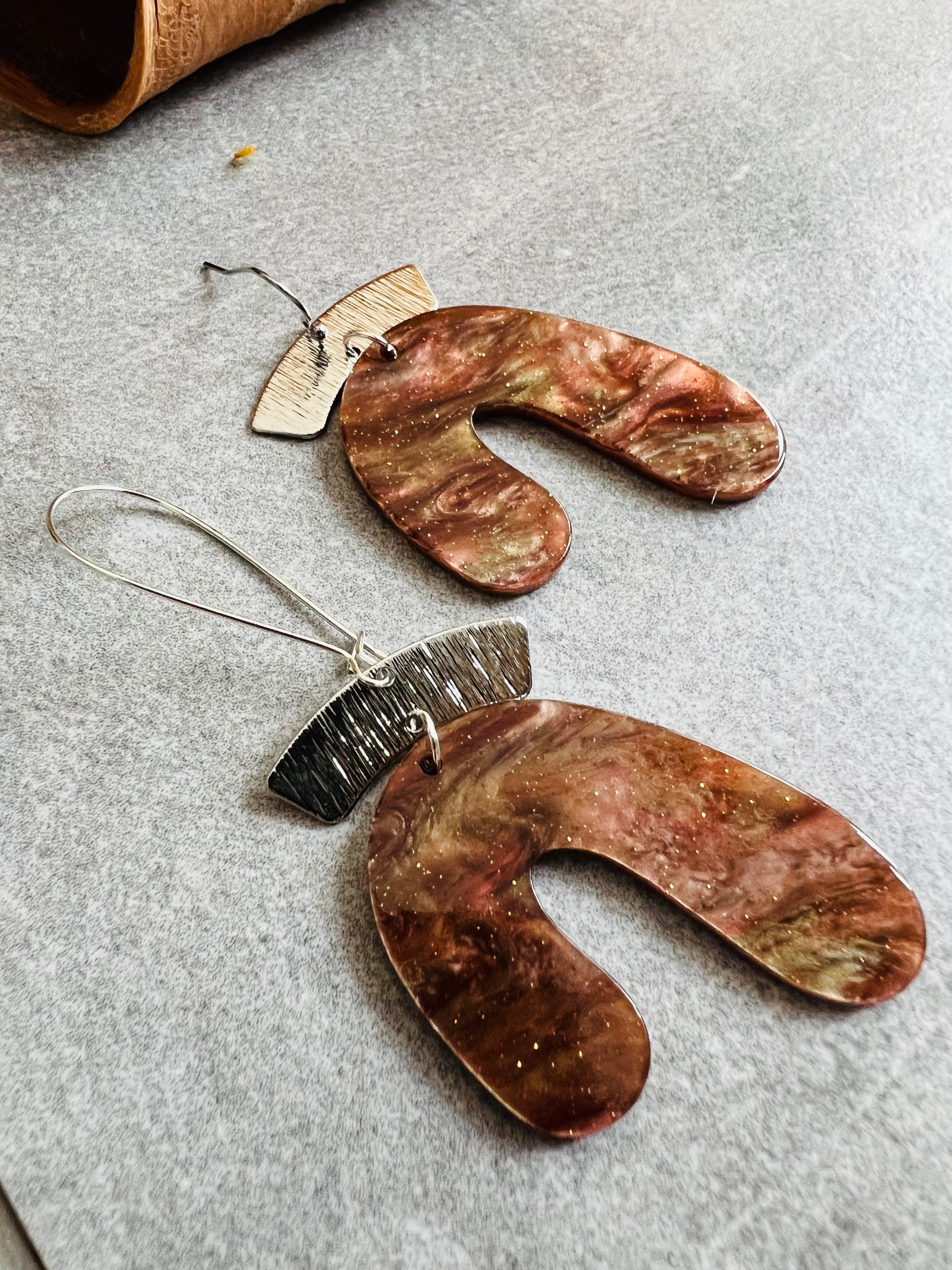 Boucles d’oreilles MURPHY asymétriques résine galaxy marron - Créations Uniques - Créations Uniques