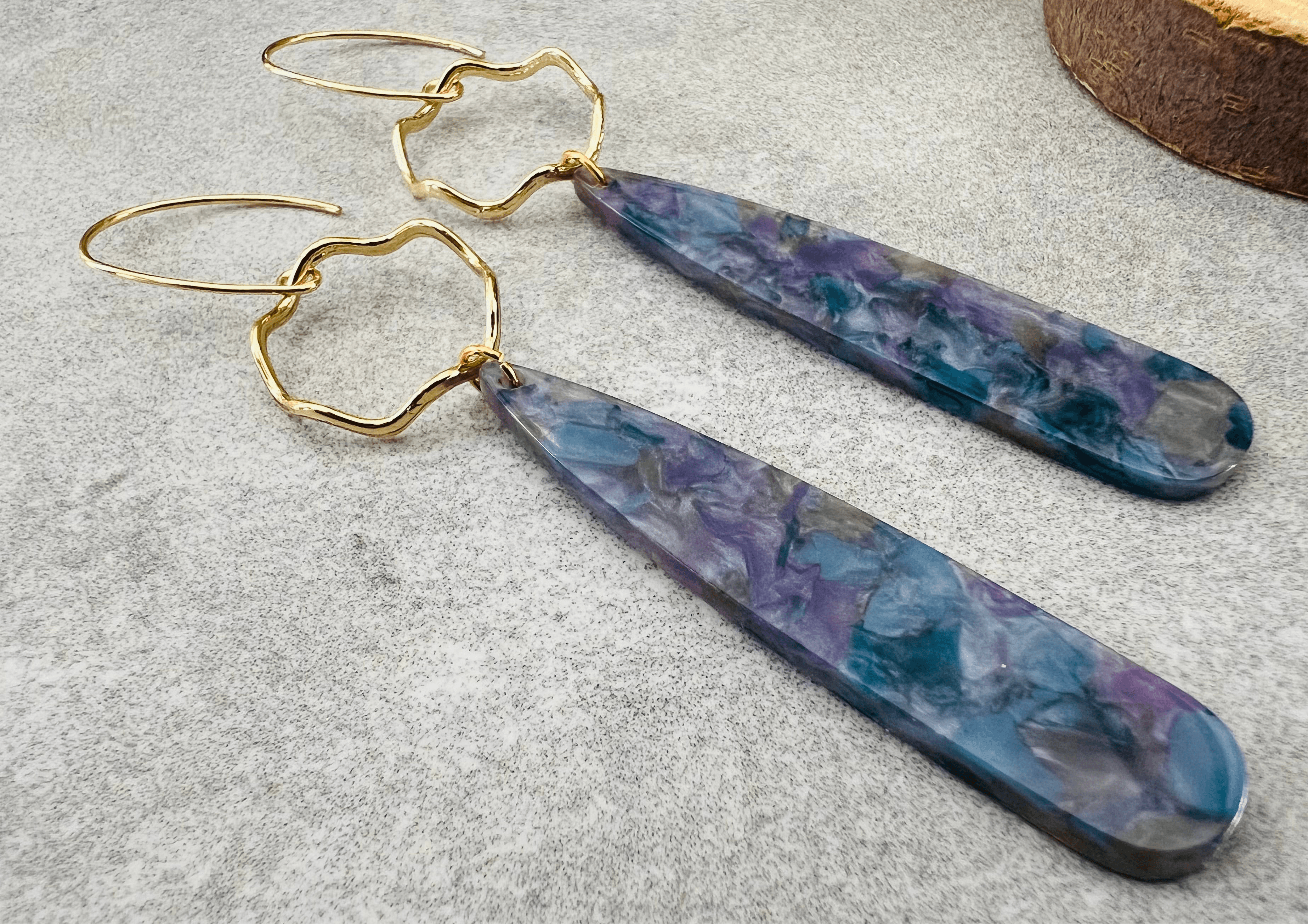 Boucles d’oreilles NATALEE longues gouttes résine bleu reflets violet - Créations Uniques - Créations Uniques