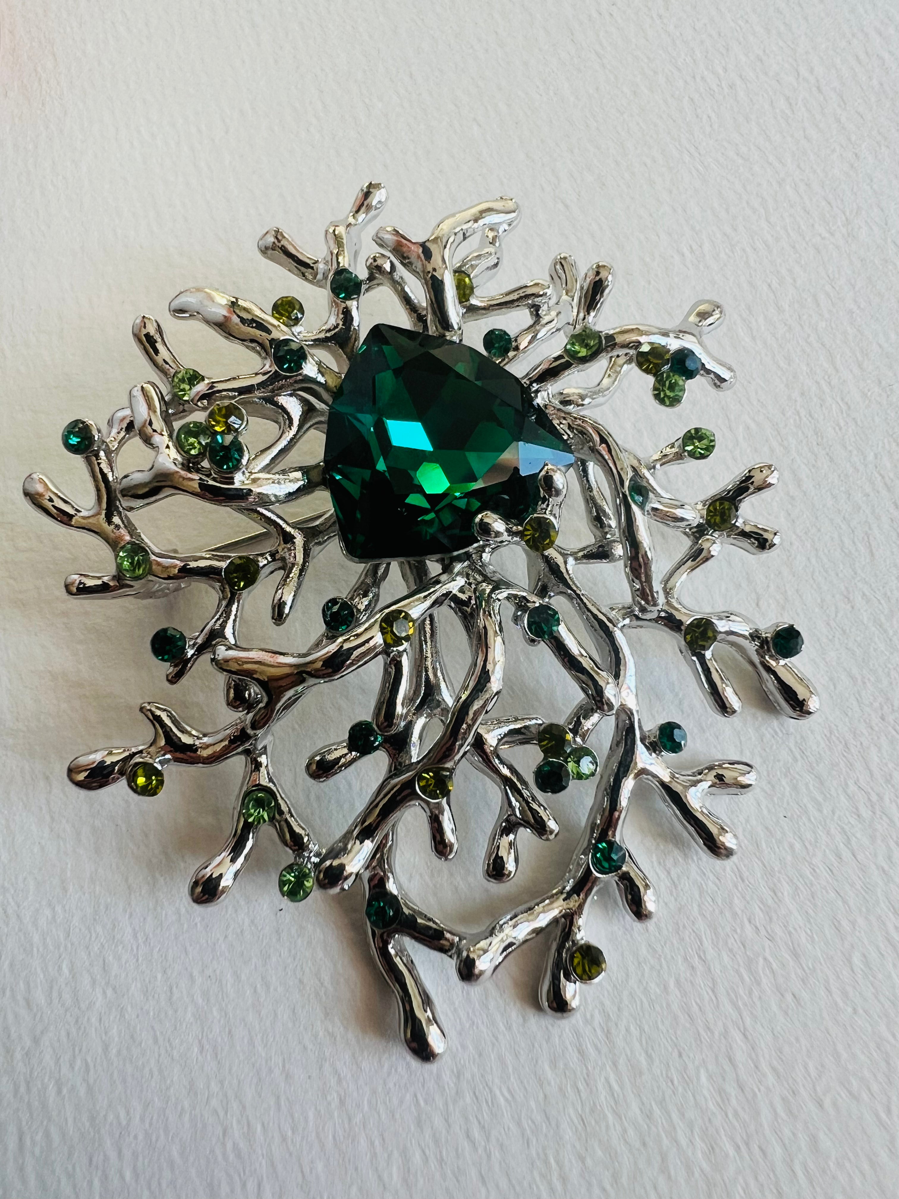 Broche NOEMI feuillage argenté féerique strass émeraude - Créations Uniques