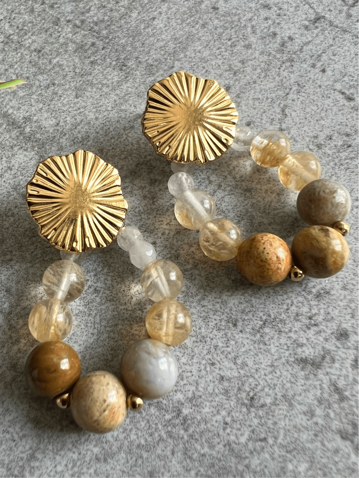 Boucles d’oreilles CANDY gouttes perles beiges clous dorés - Créations Uniques