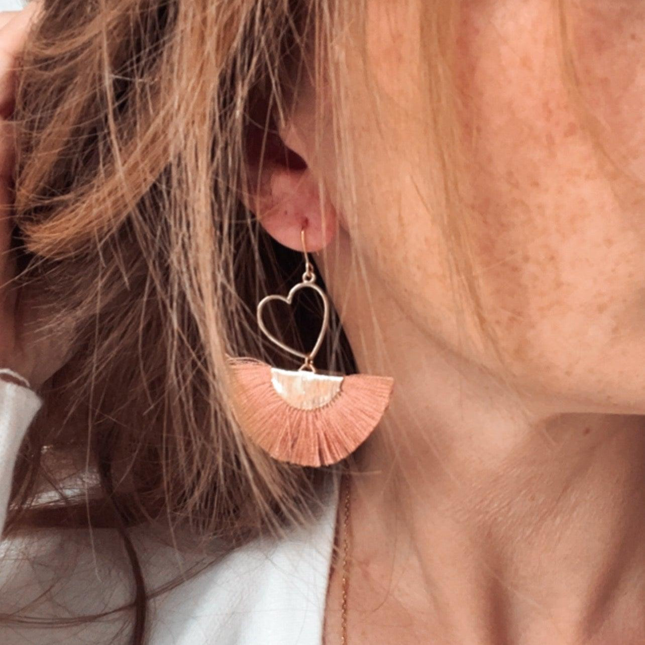 Boucles d’oreilles MARYLAUR cœurs dorés et éventail terracotta - Créations Uniques - Créations Uniques