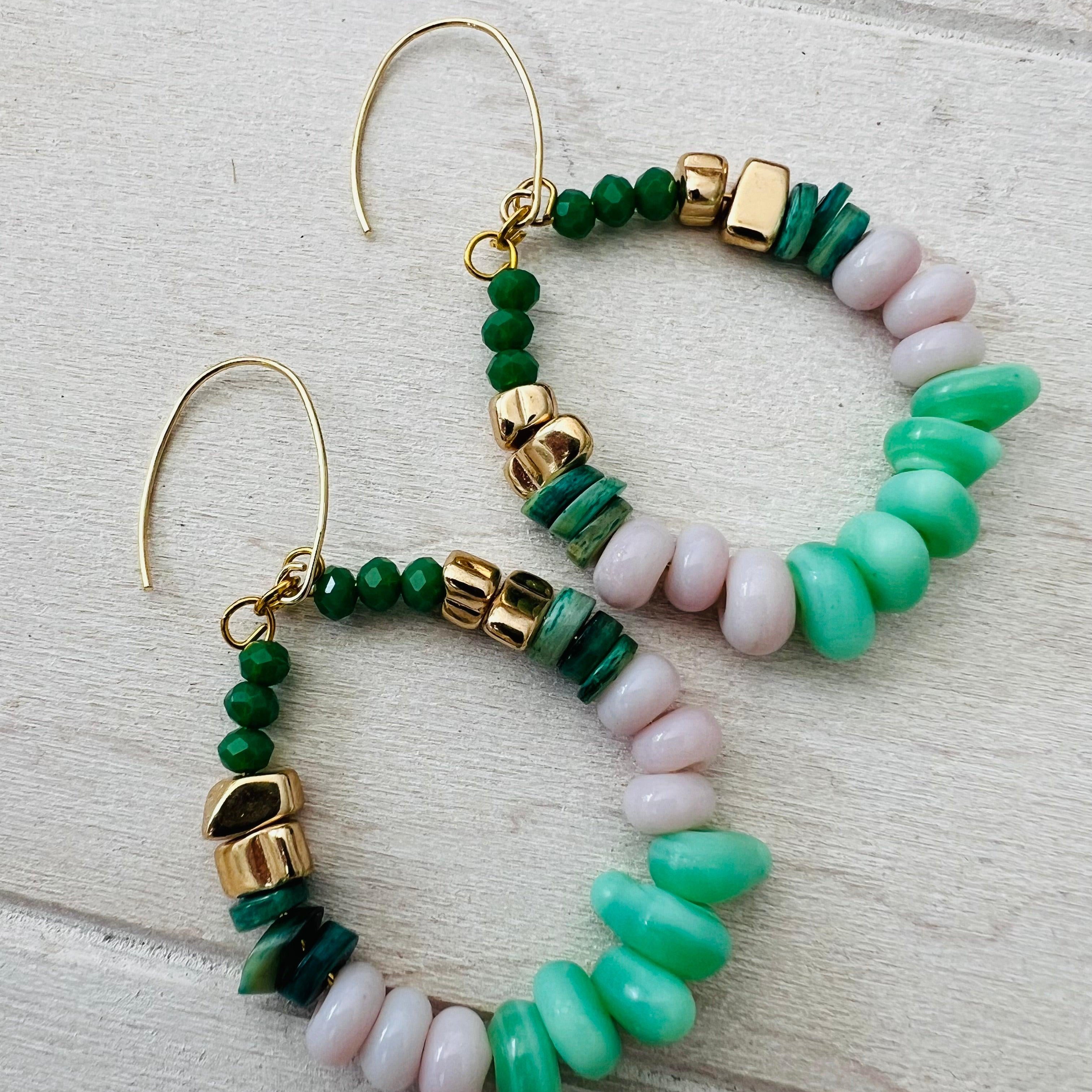 Boucles d’oreilles GISLENE perles vertes et rose pastel - Créations Uniques - Créations Uniques