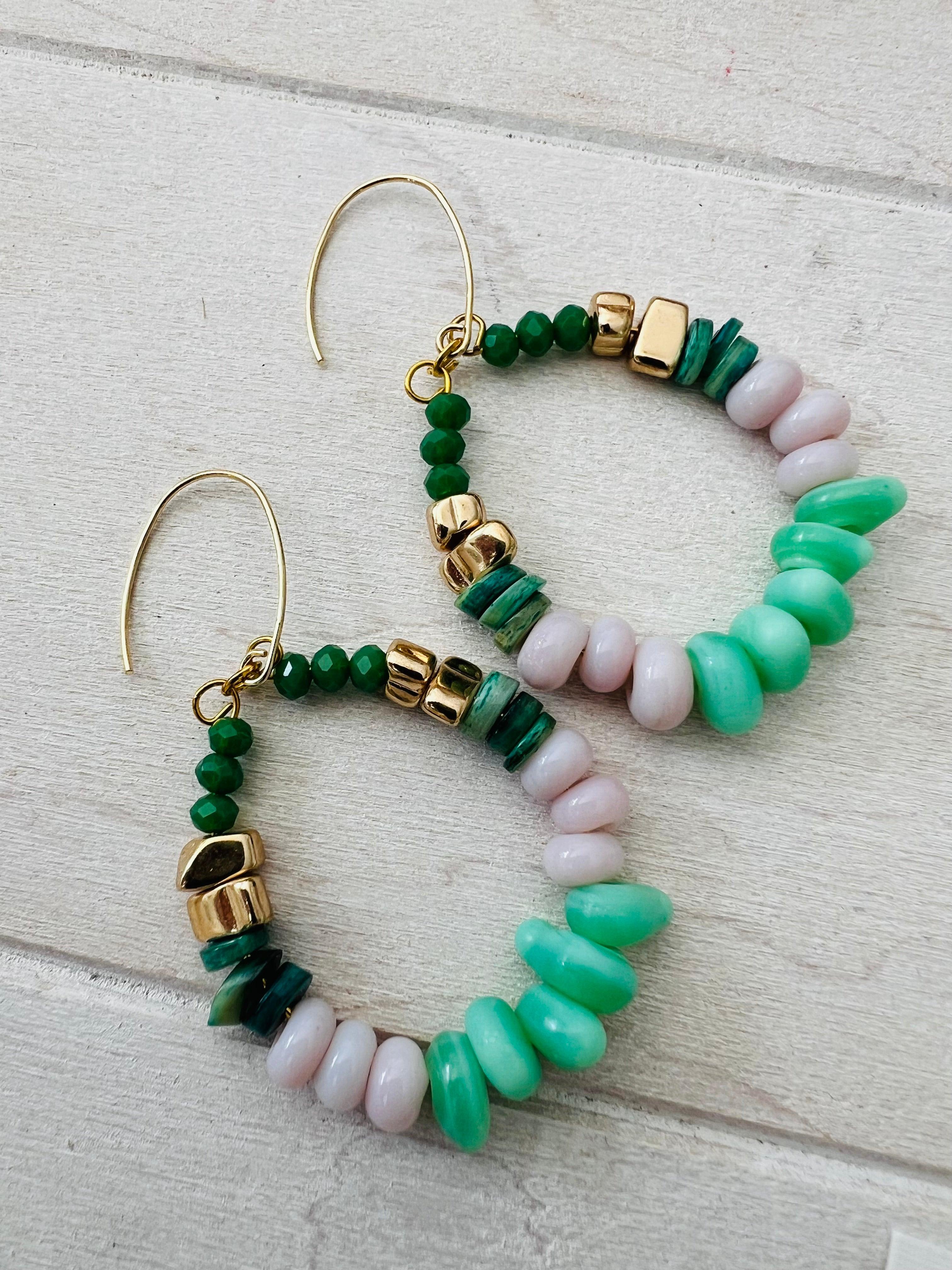 Boucles d’oreilles GISLENE perles vertes et rose pastel - Créations Uniques - Créations Uniques