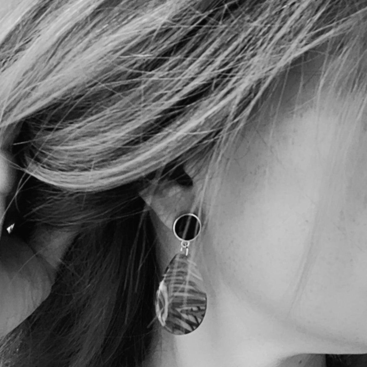 Boucles d’oreilles AUGUSTINE gouttes résine rouge et jaune - Créations Uniques - Créations Uniques