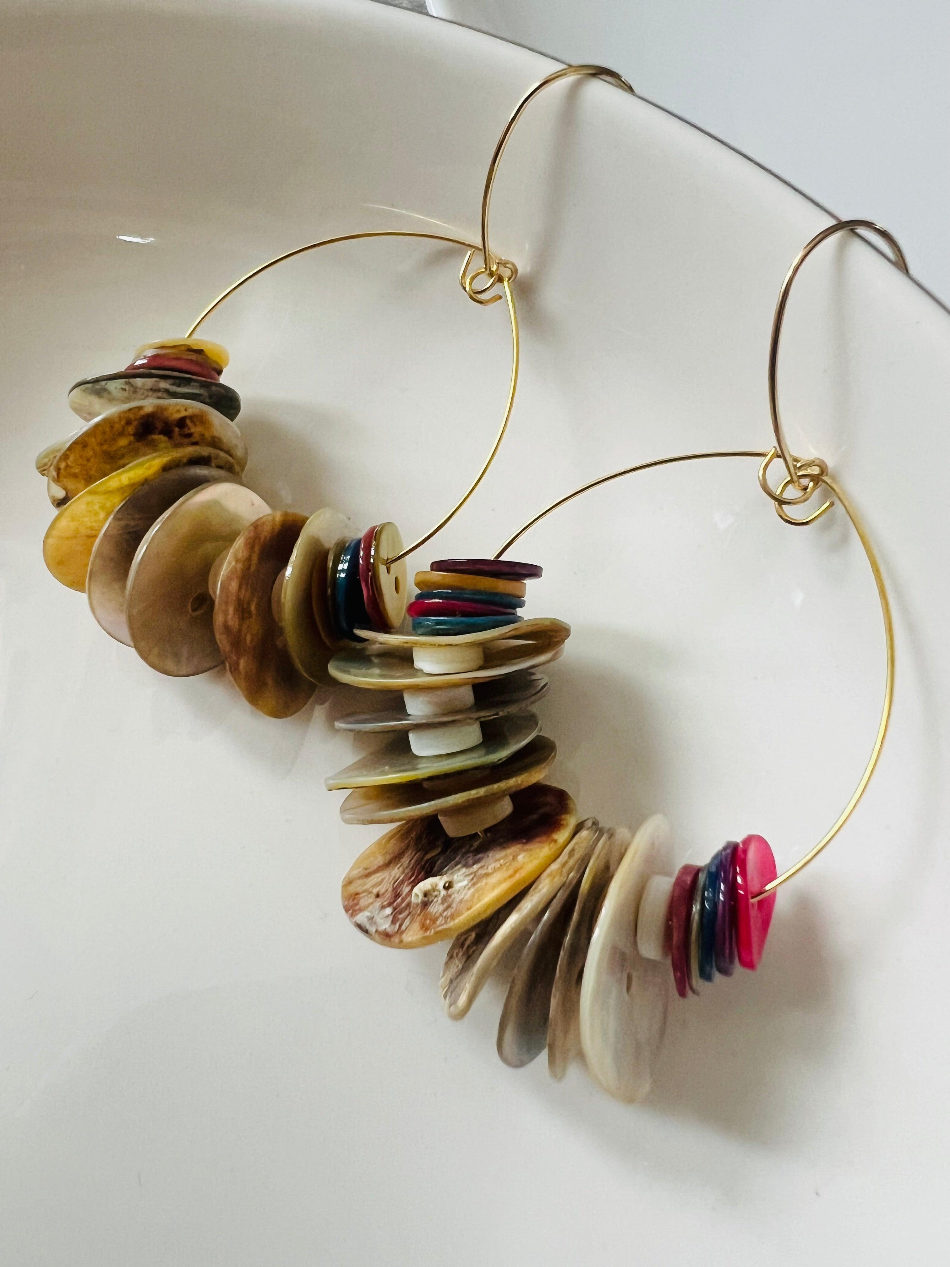 Boucles d’oreilles ARIANE boutons de nacre style bohème - Créations Uniques - Créations Uniques