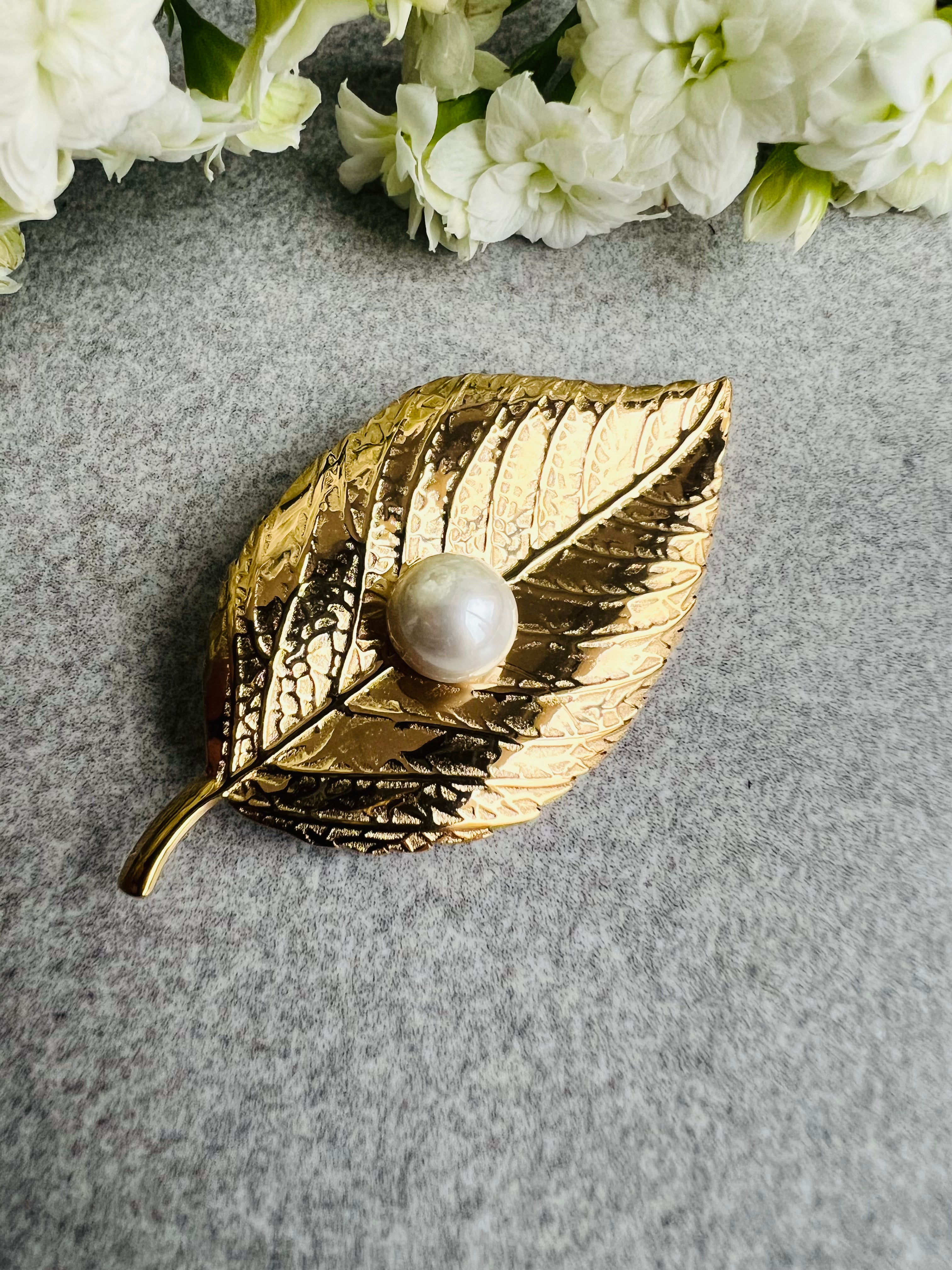 Broche SUSANA feuille dorée et perles blanches au centre - Créations Uniques