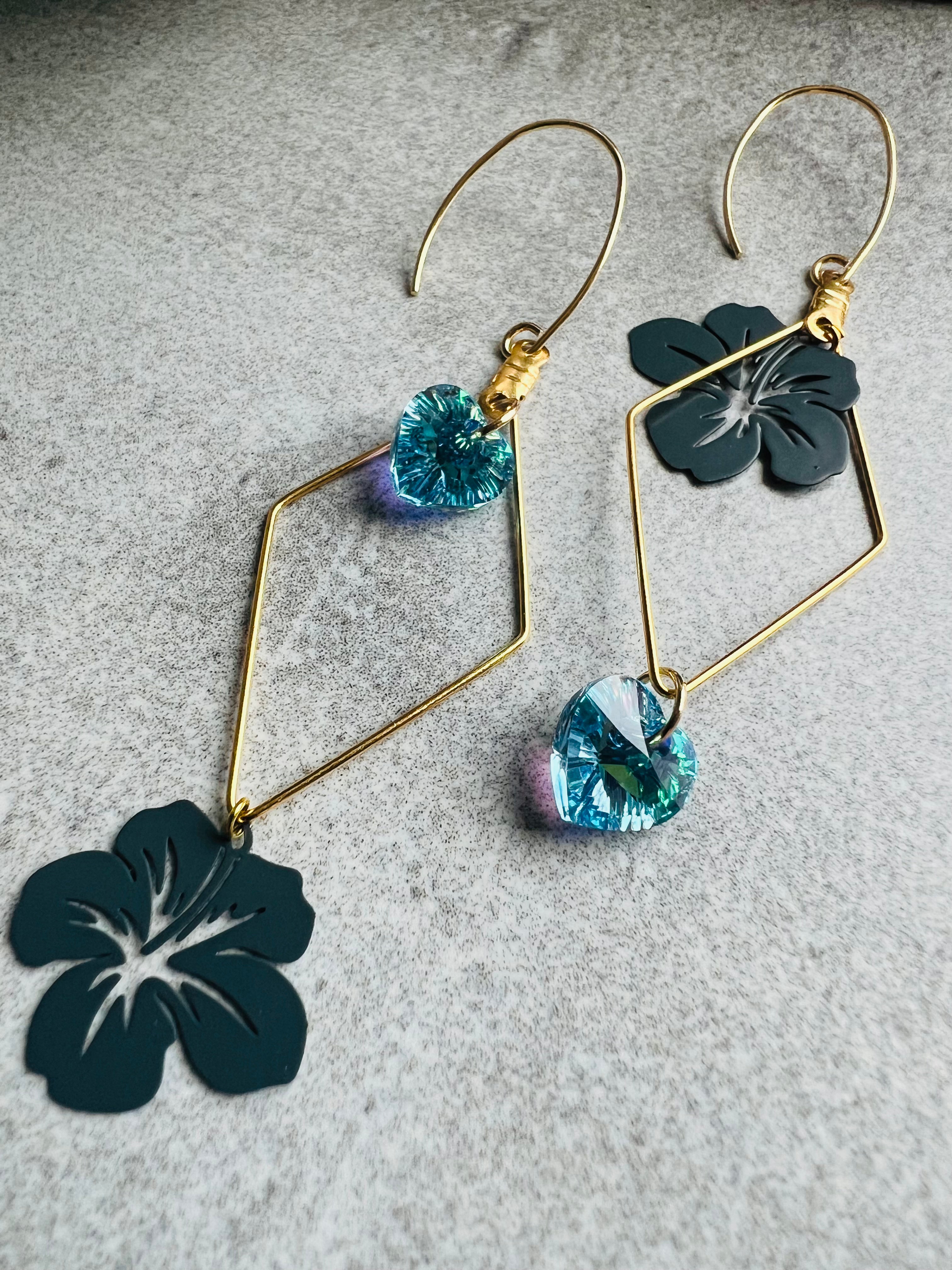 Boucles d’oreilles asymétriques KATHRYN cœurs cristal aquamarine et fleurs hibiscus - Créations Uniques - Créations Uniques
