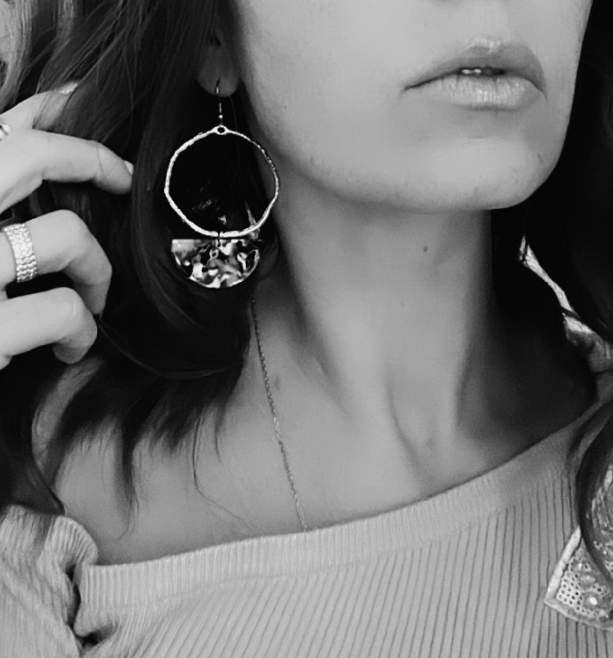 Boucles d’oreilles ELYA argentées et résine - Créations Uniques - Créations Uniques