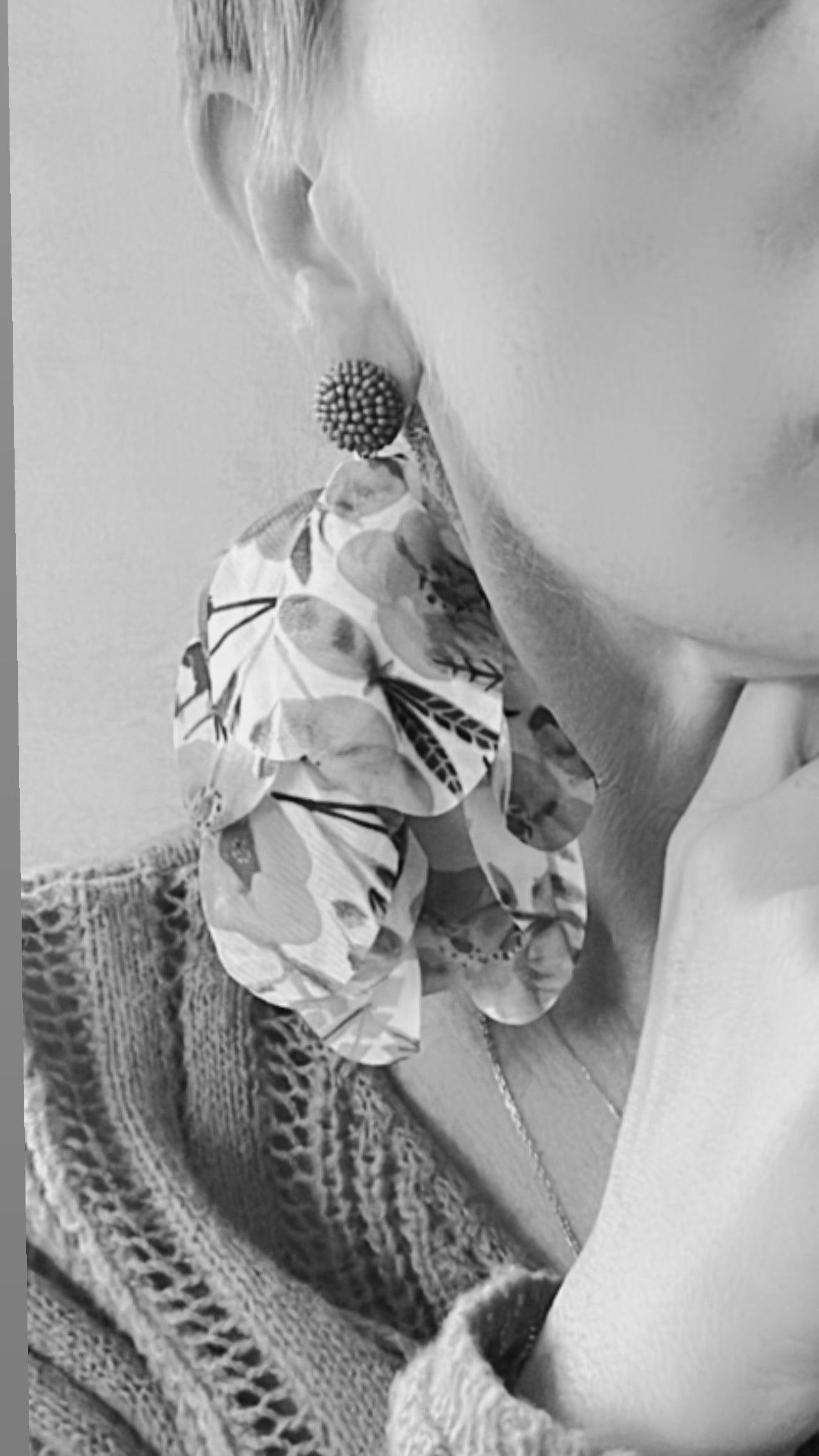 Boucles d’oreilles ALESSANDRA tissu motif fleuri vert et blanc - Créations Uniques