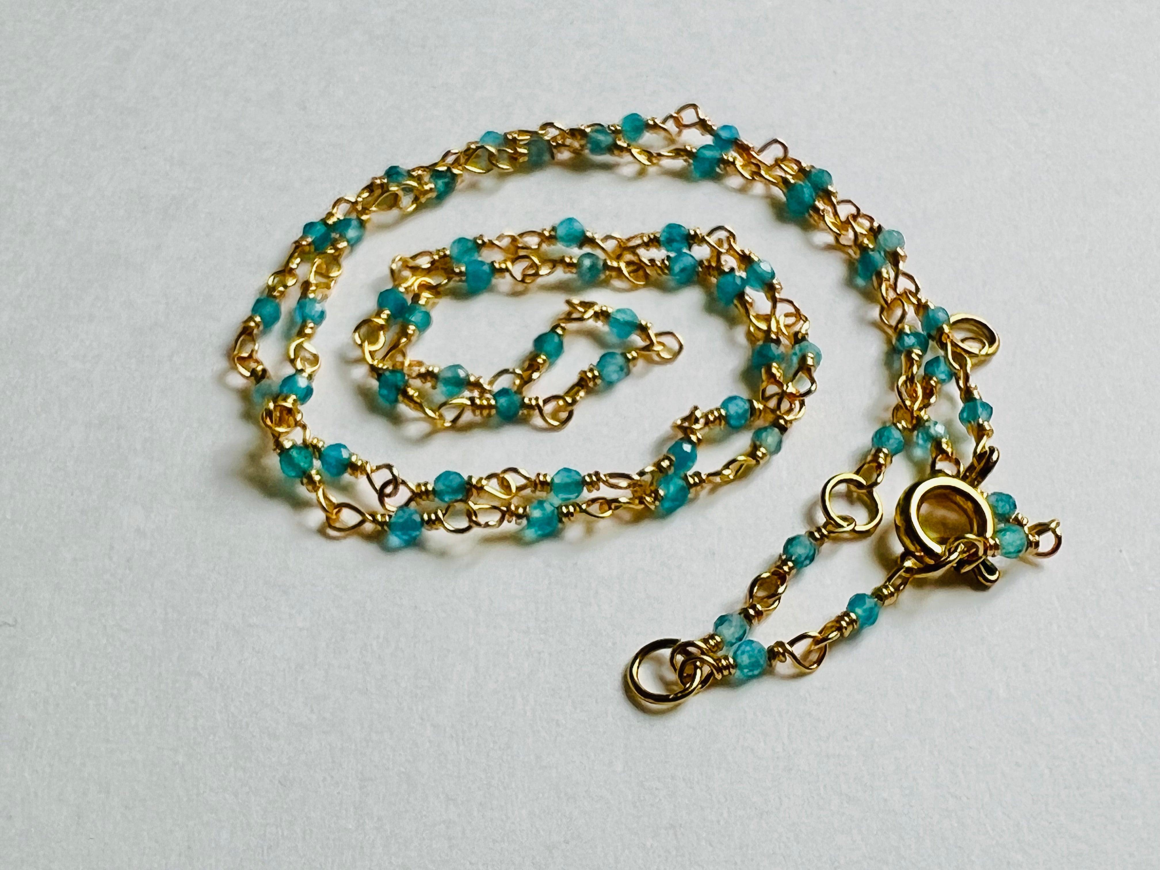 Collier ETHEL ras de cou perles bleu turquoise chaîne dorée - Créations Uniques
