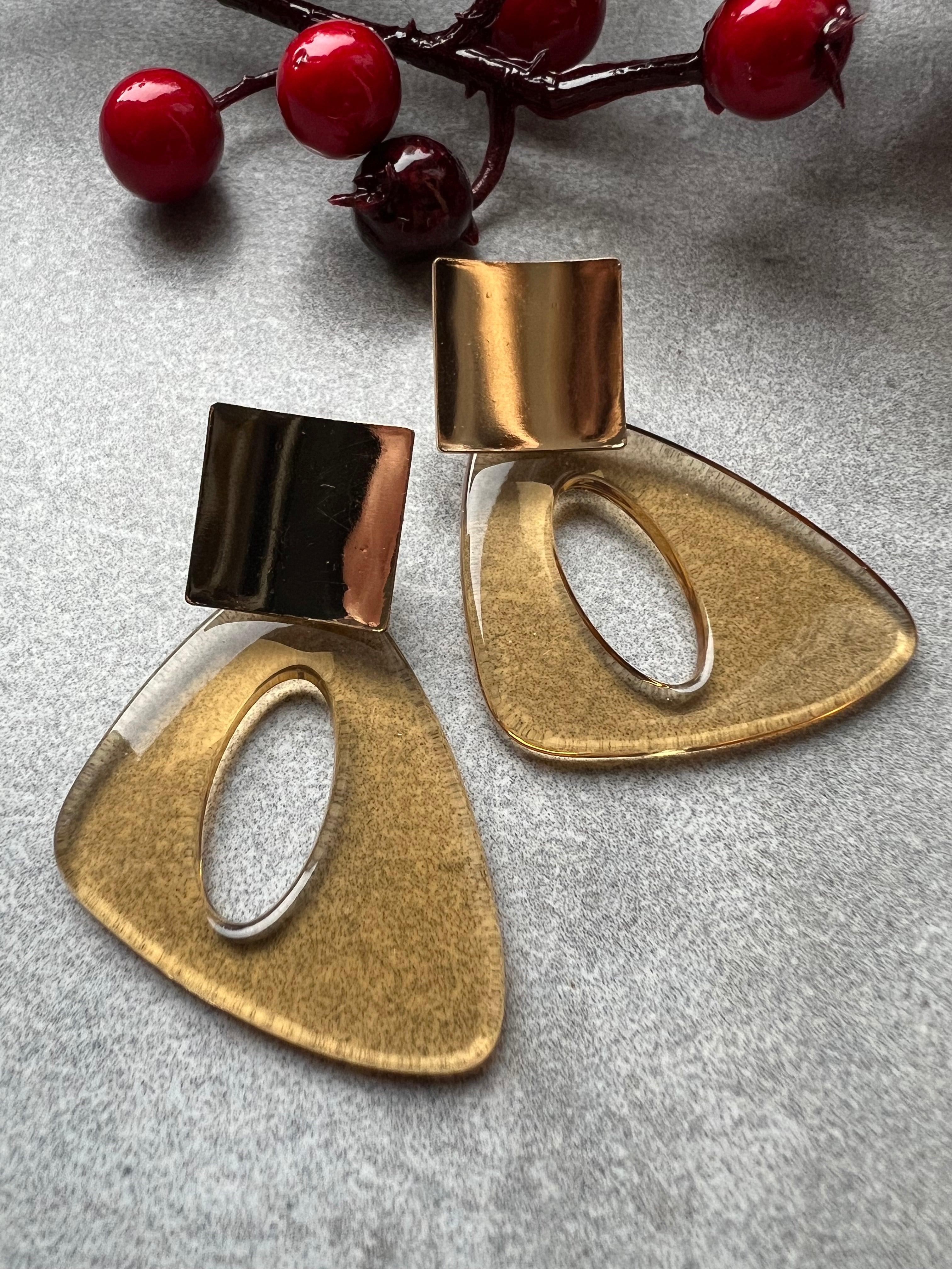 Boucles d’oreilles TALI triangles résine caramel - Créations Uniques - Créations Uniques