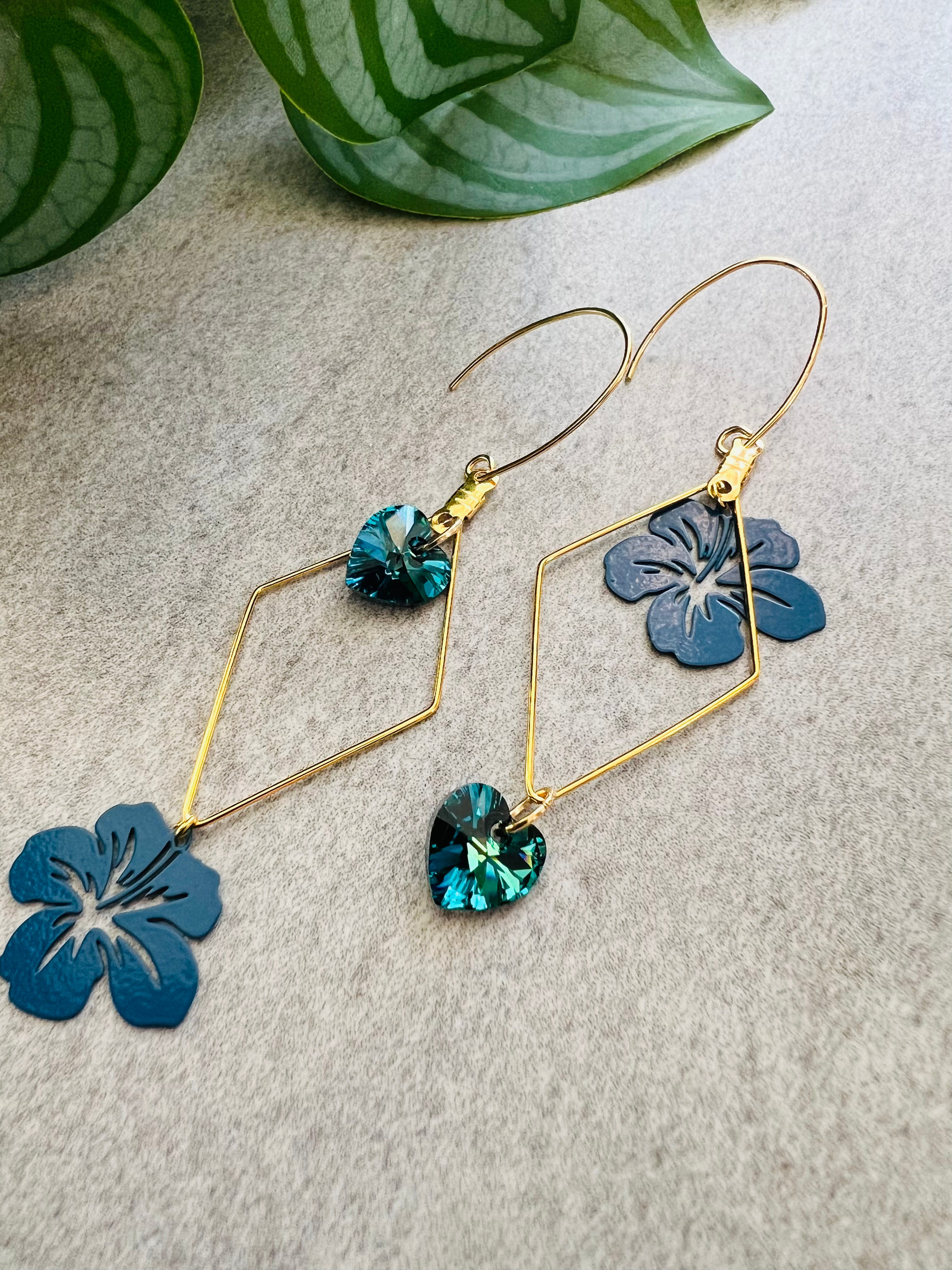 Boucles d’oreilles asymétriques MARISCA cœurs cristal Bermudes et fleurs hibiscus - Créations Uniques - Créations Uniques