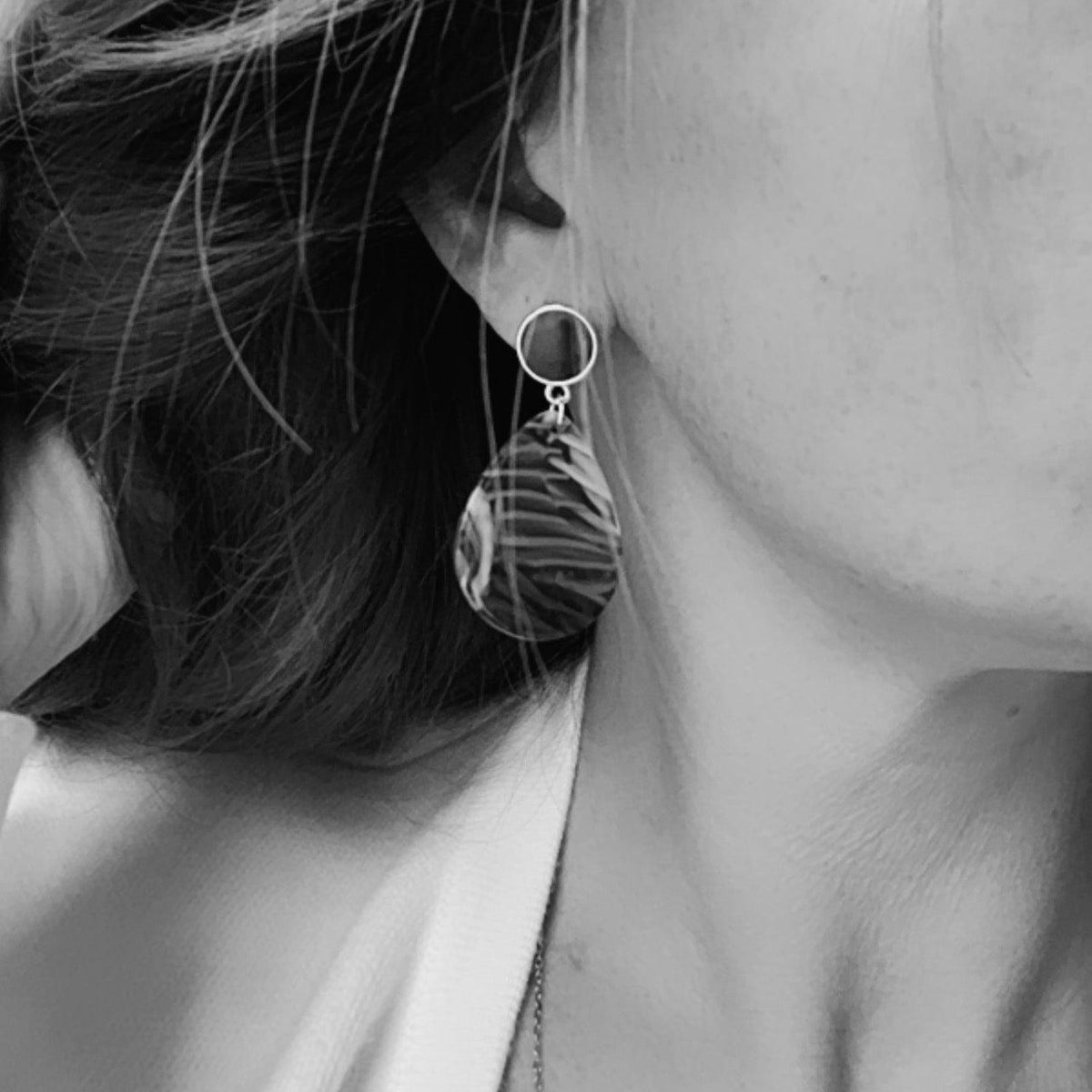 Boucles d’oreilles AUGUSTINE gouttes résine rouge et jaune - Créations Uniques - Créations Uniques