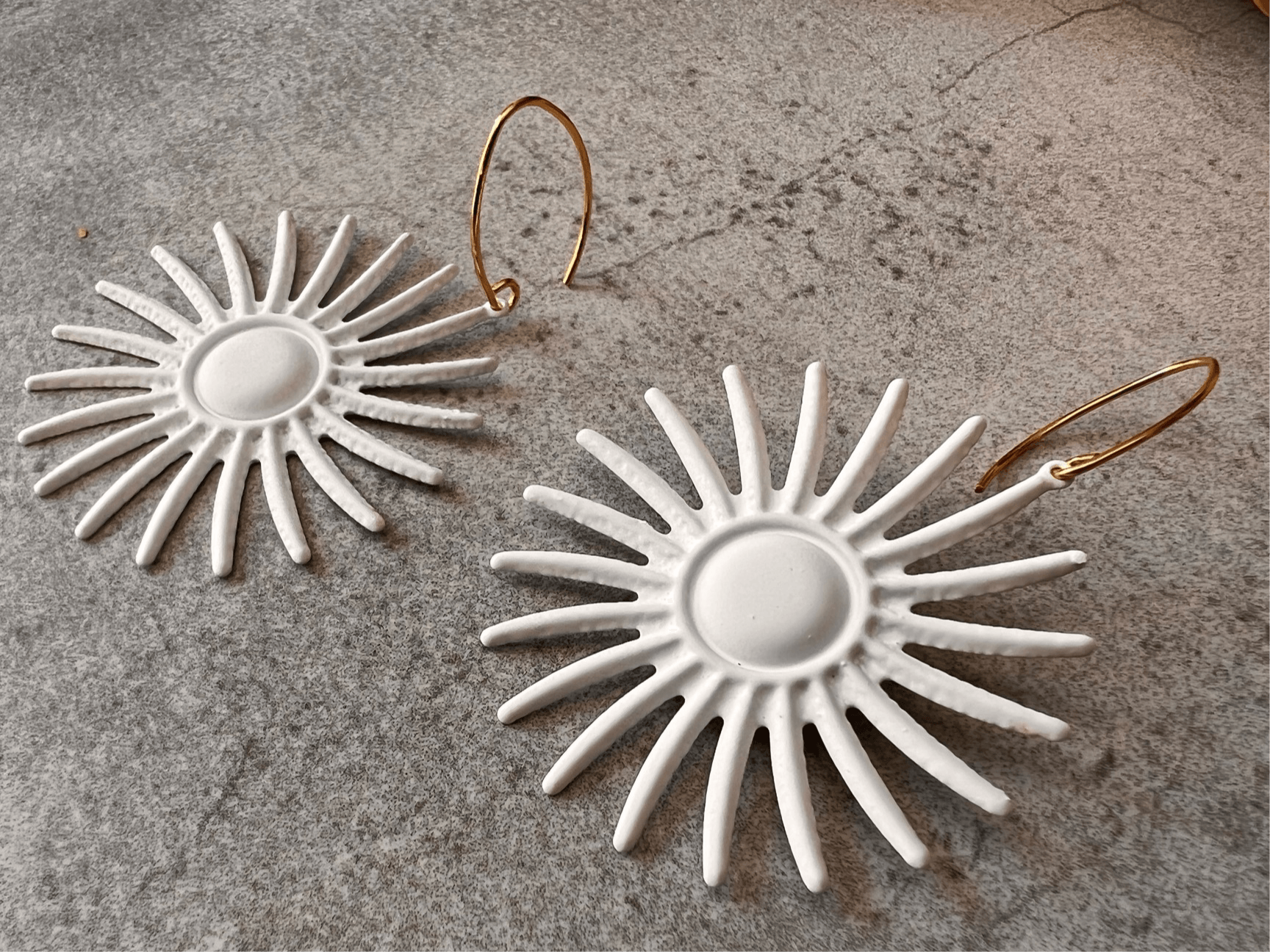 Boucles d’oreilles ANGELA soleil blanc - Créations Uniques - Créations Uniques