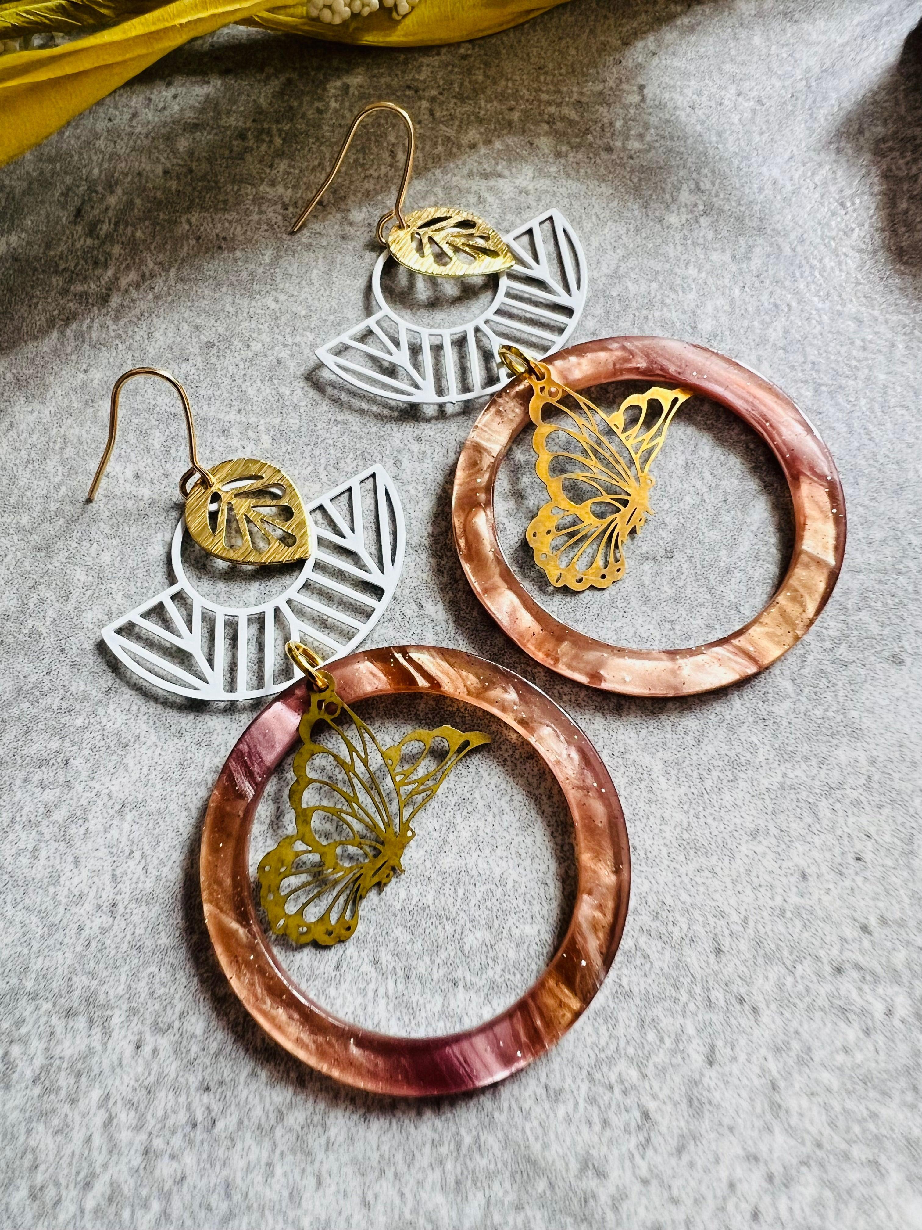 Boucles d’oreilles ELOANE papillon dorés et résine - Créations Uniques - Créations Uniques
