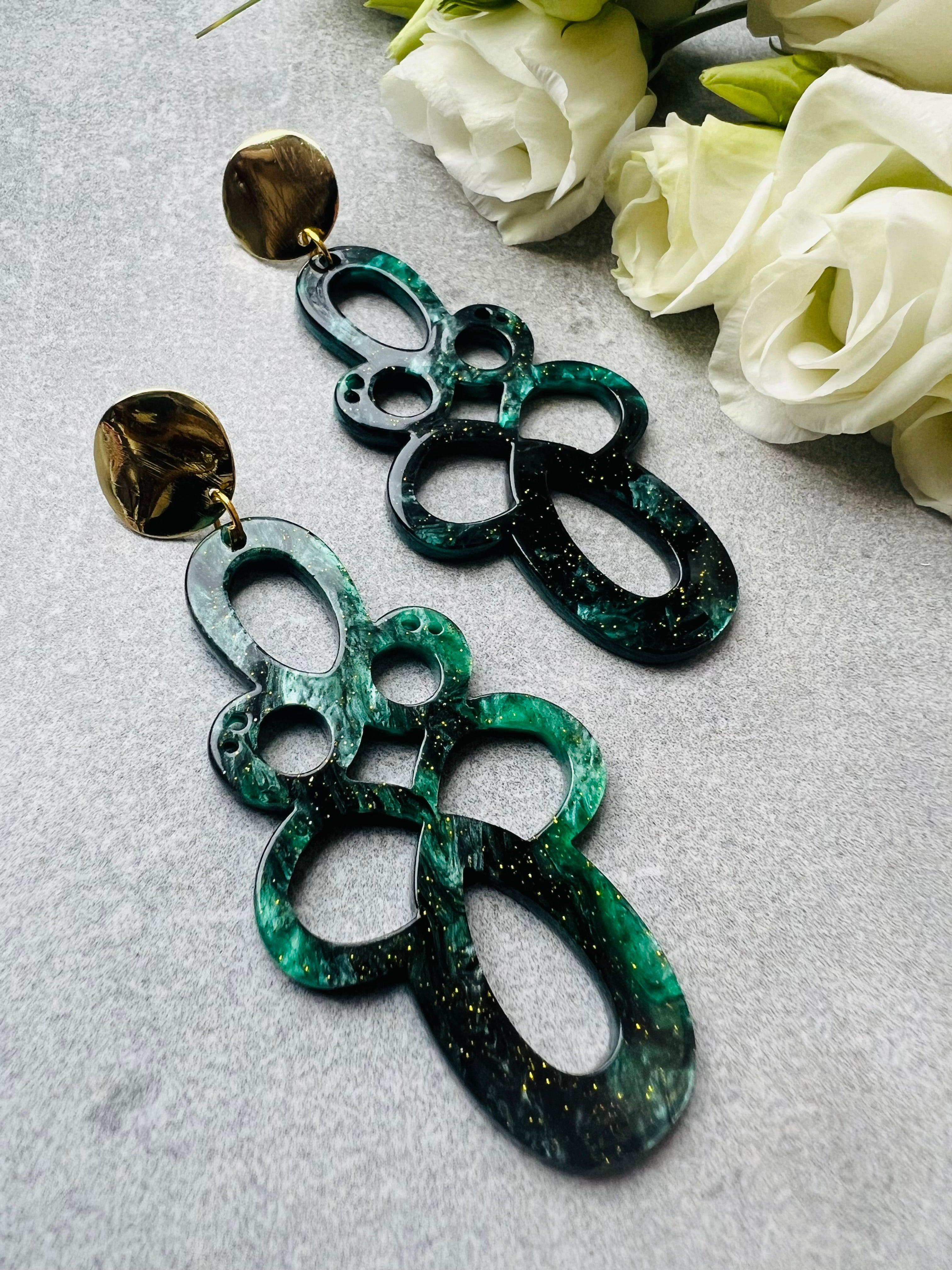 Boucles d’oreilles LAURIANE résine vert sapin pailletée - Créations Uniques - Créations Uniques