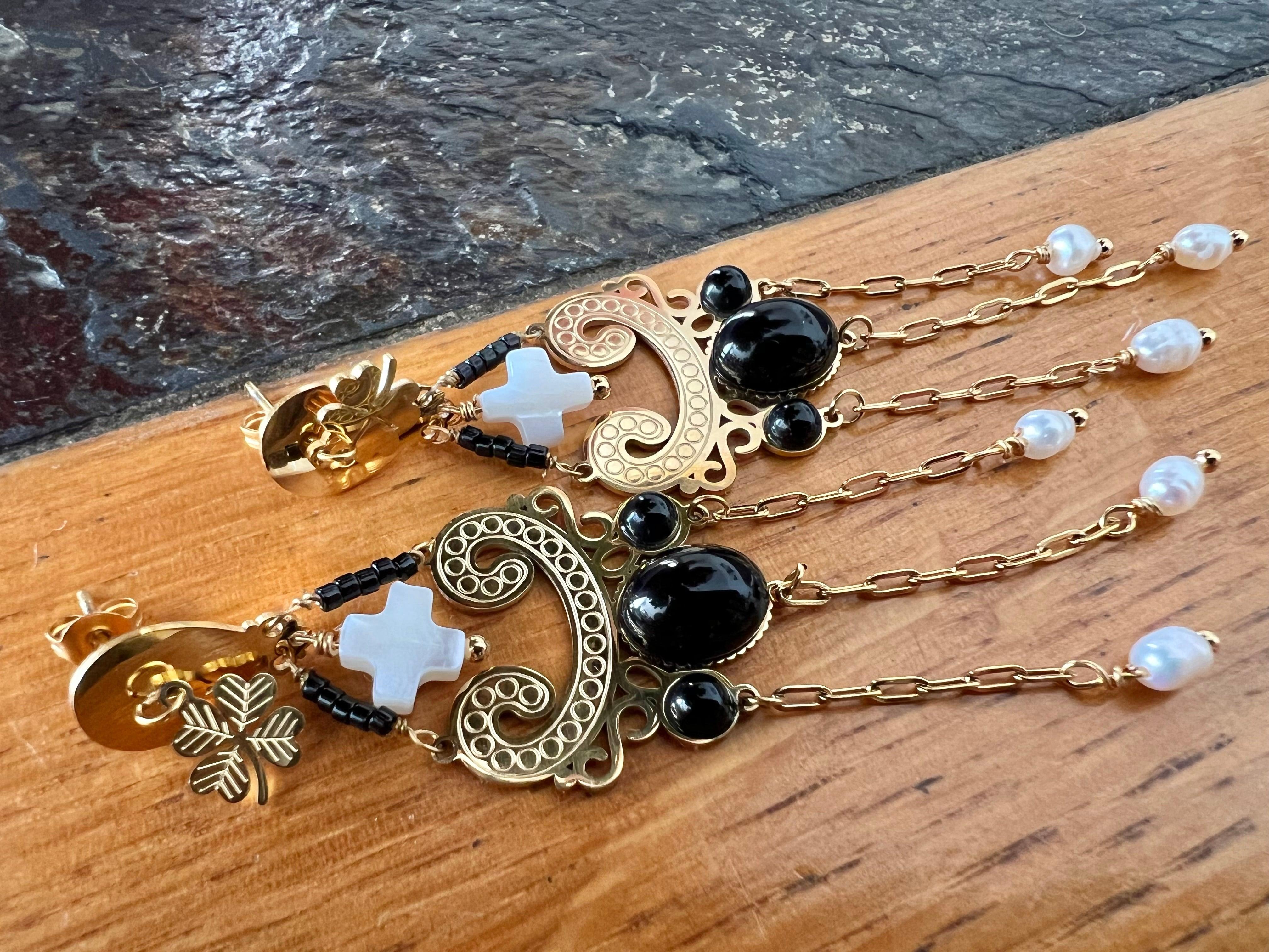 Boucles d’oreilles FELISE chainettes et mini croix blanc nacré - Créations Uniques