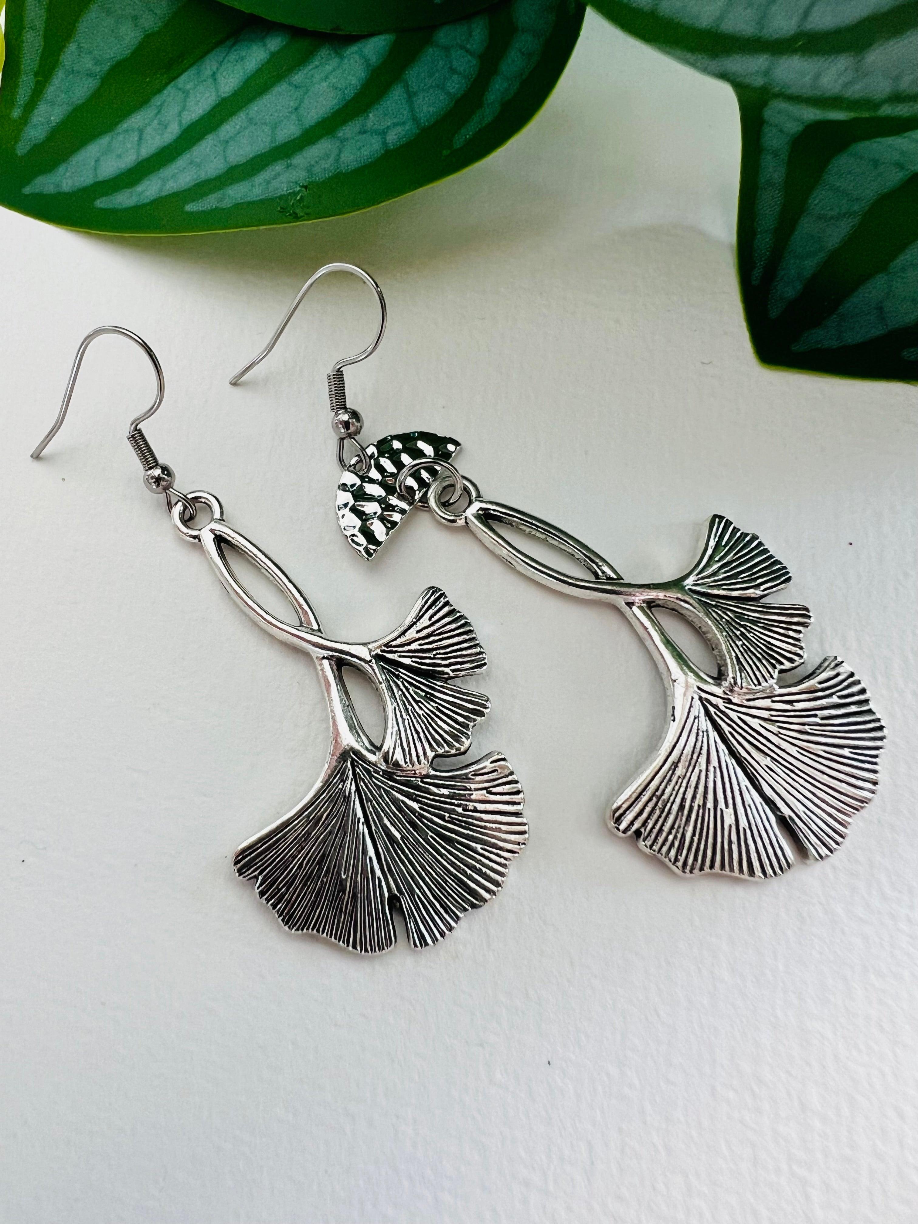 Boucles d’oreilles asymétriques BABETH feuilles Ginkgo argentées - Créations Uniques - Créations Uniques