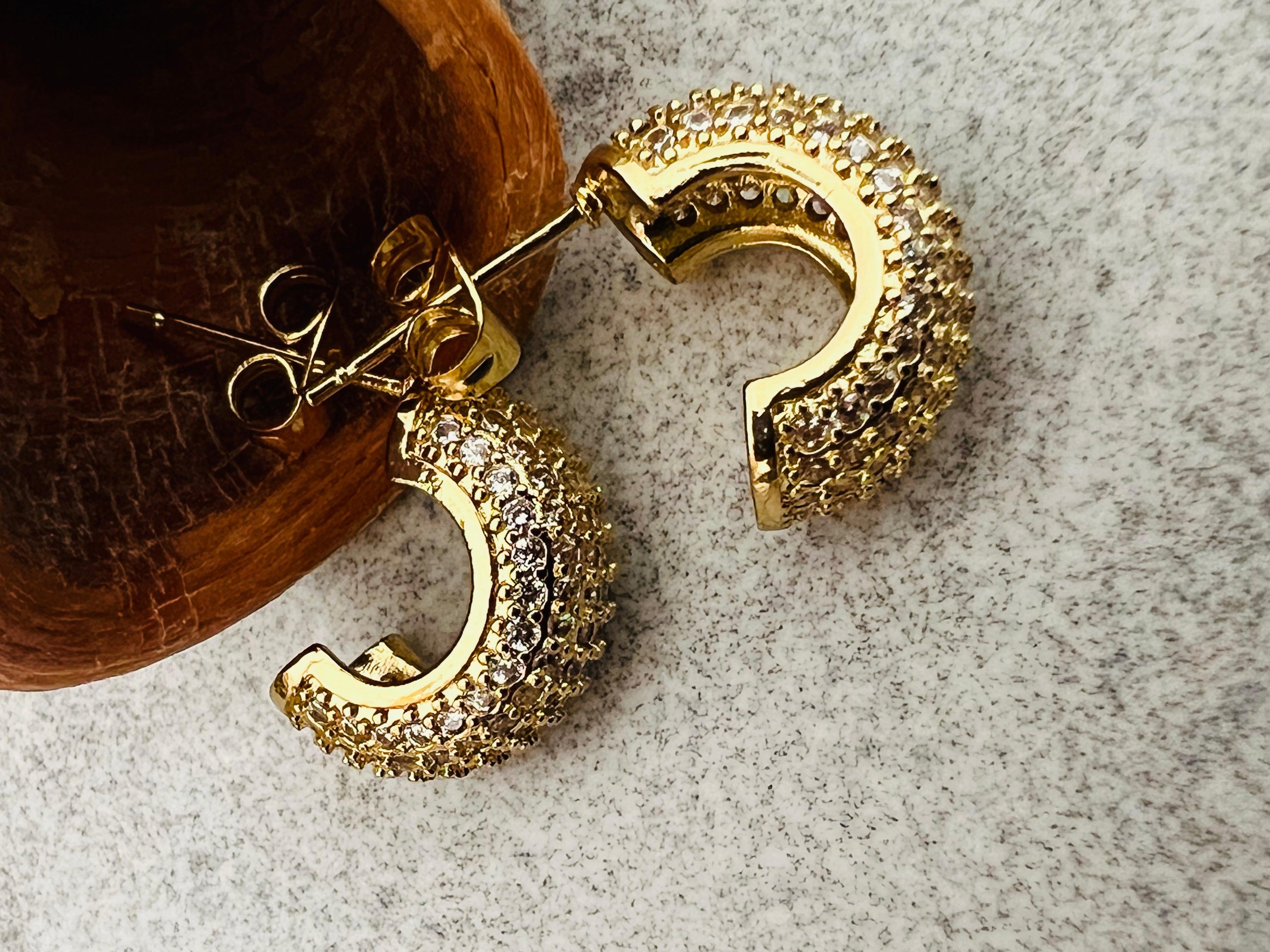 Boucles d’oreilles JAICY mini créoles bombées strass - Créations Uniques