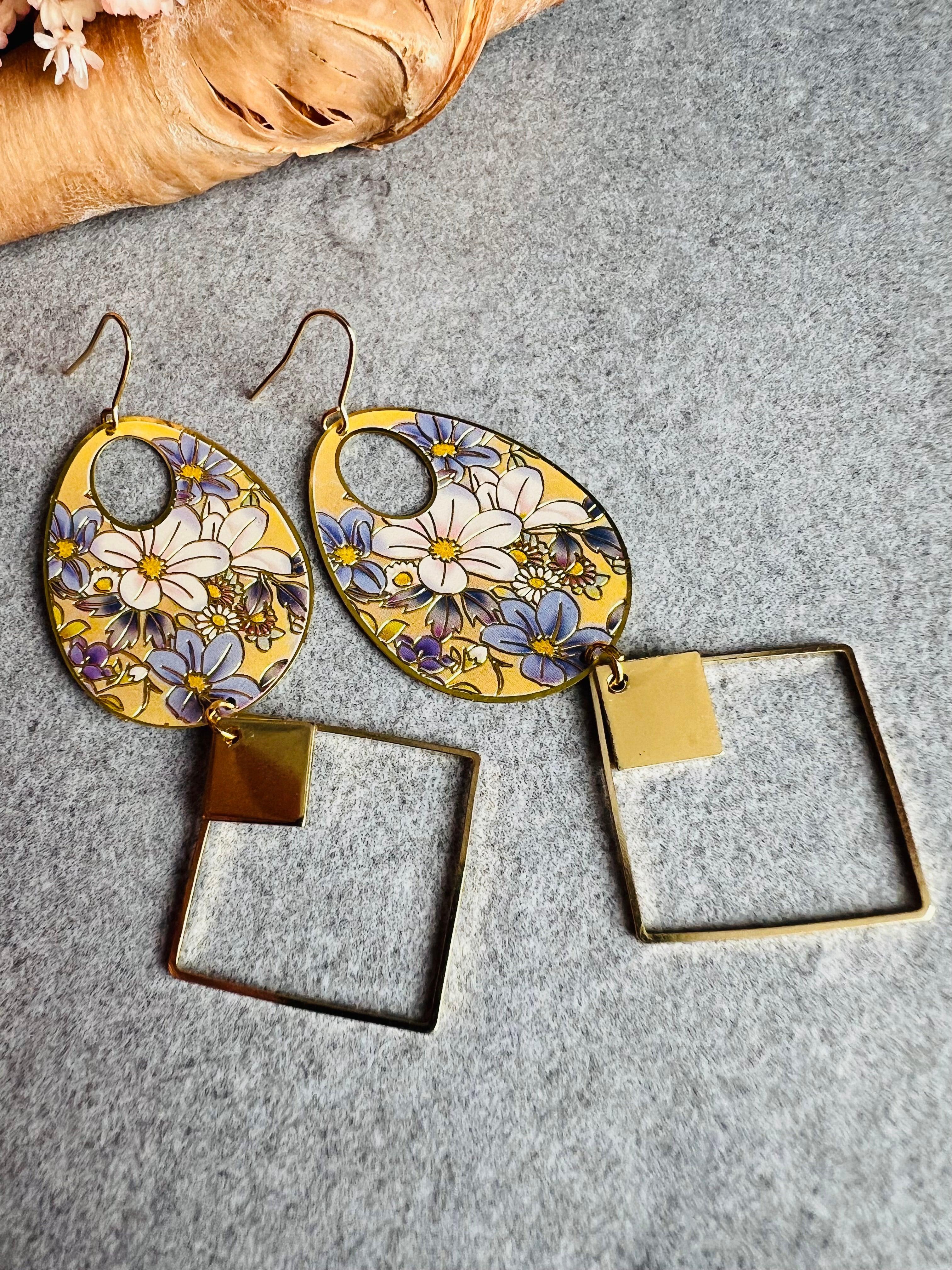 Boucles d’oreilles longues JESSY gouttes légères motif fleuri et losanges dorés - Créations Uniques - Créations Uniques