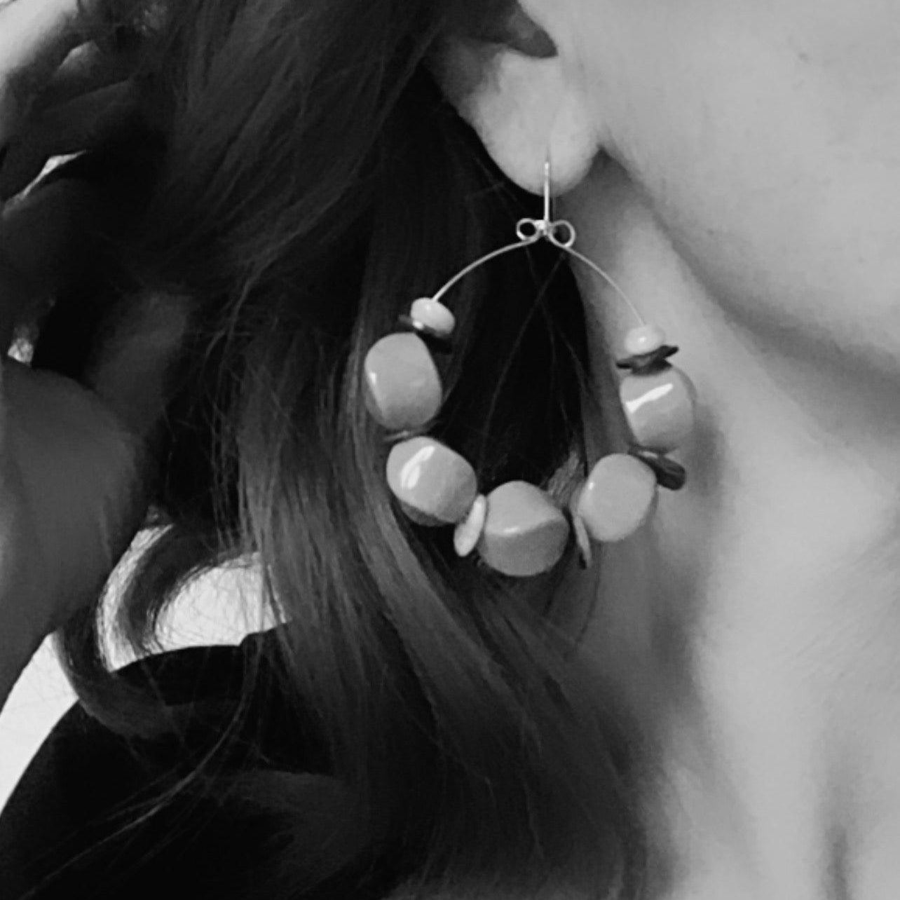 Boucles d’oreilles ROSALIE perles vertes et boutons de nacre colorés - Créations Uniques - Créations Uniques