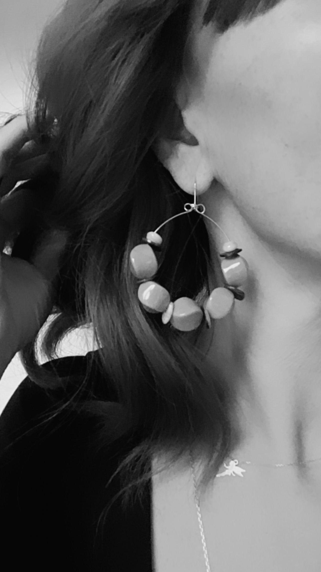 Boucles d’oreilles ROSALIE perles vertes et boutons de nacre colorés - Créations Uniques - Créations Uniques