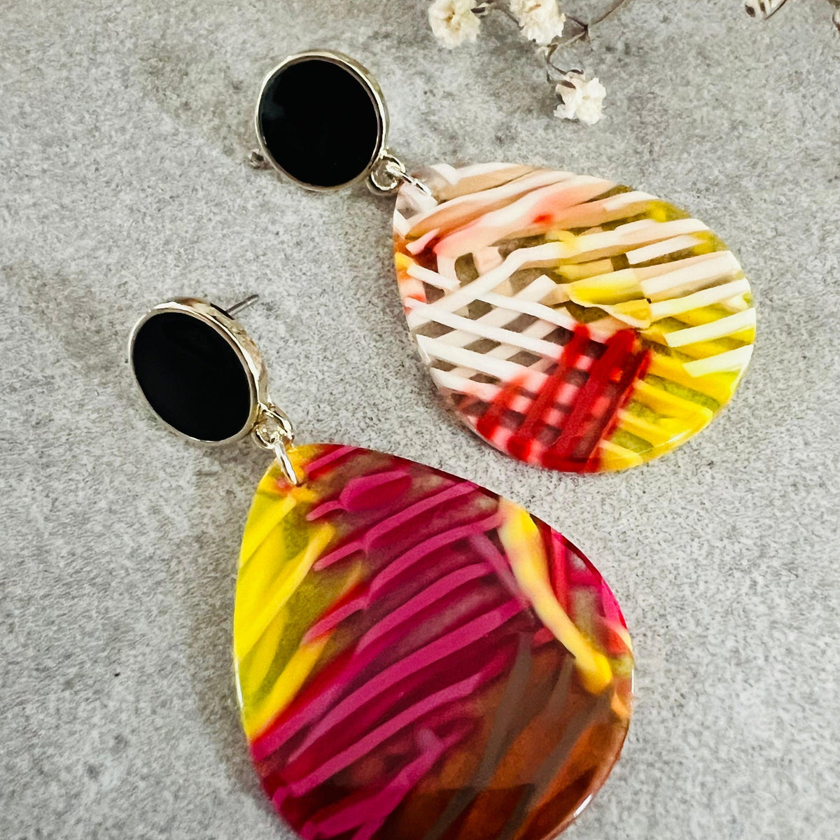 Boucles d’oreilles AUGUSTINE gouttes résine rouge et jaune - Créations Uniques - Créations Uniques