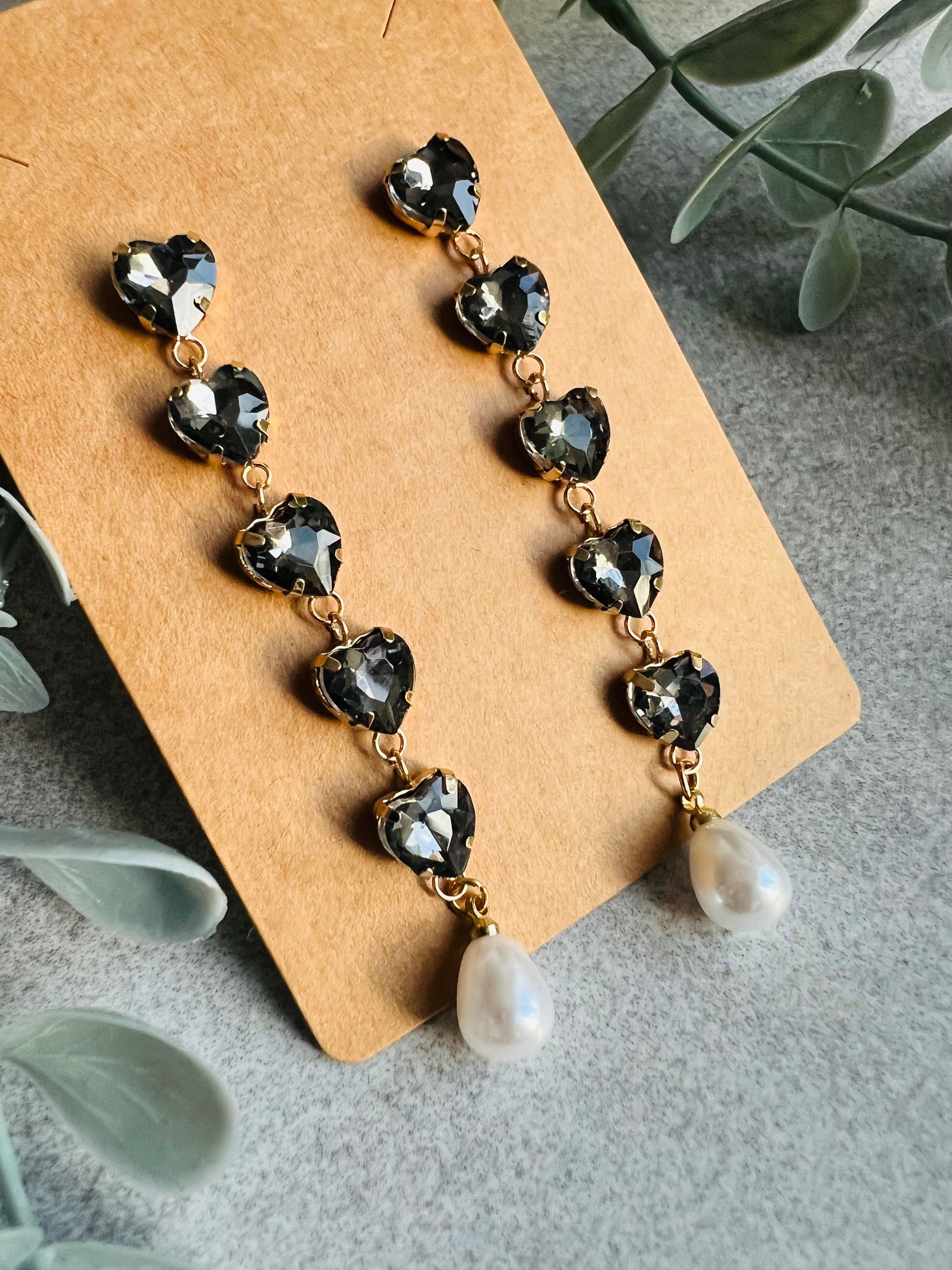 Boucles d’oreilles JULIANE cœurs noirs brillants finition gouttes perles - Créations Uniques