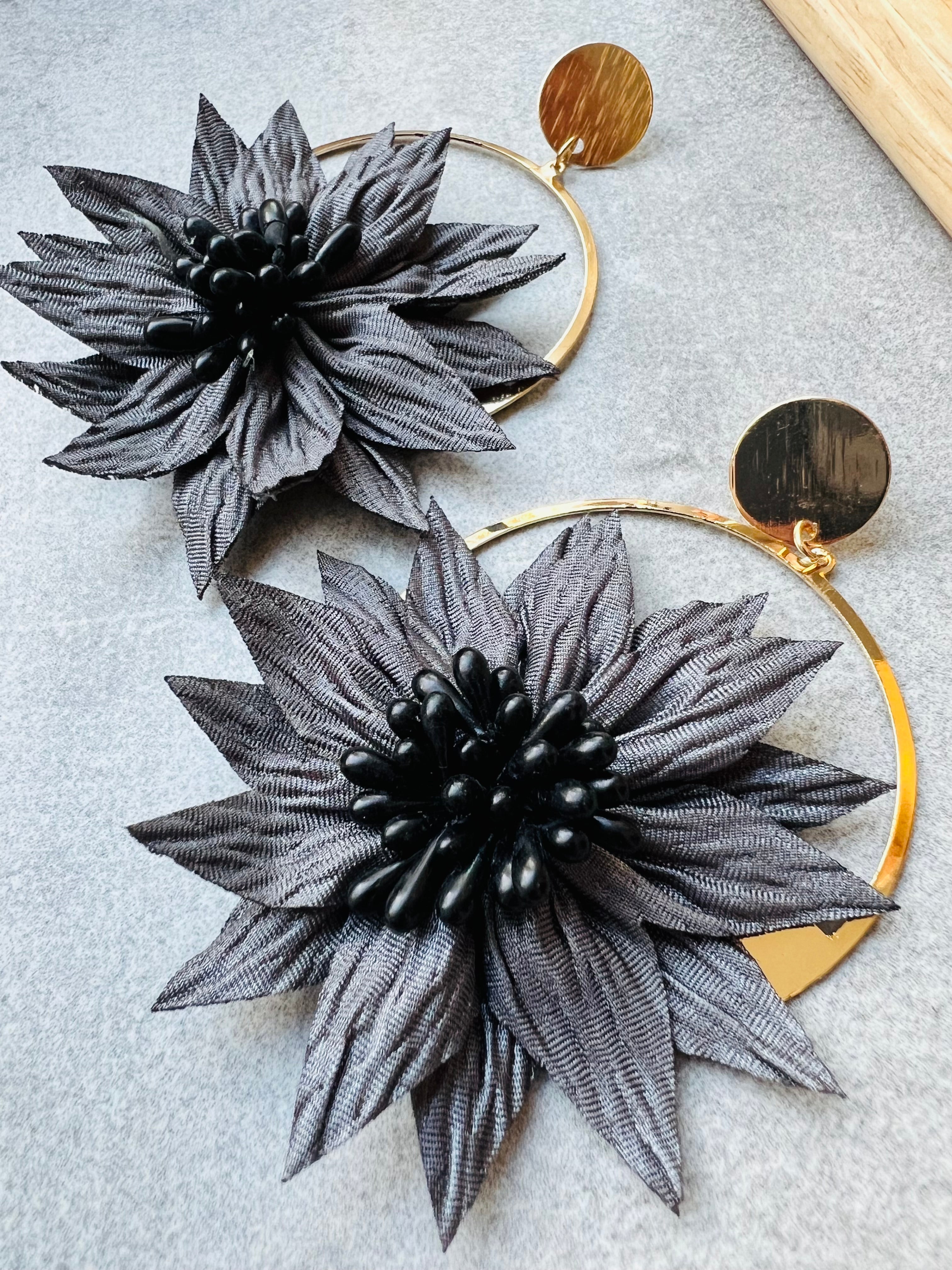 Boucles d’oreilles JEMMA grand modèle fleurs noires tissu - Créations Uniques