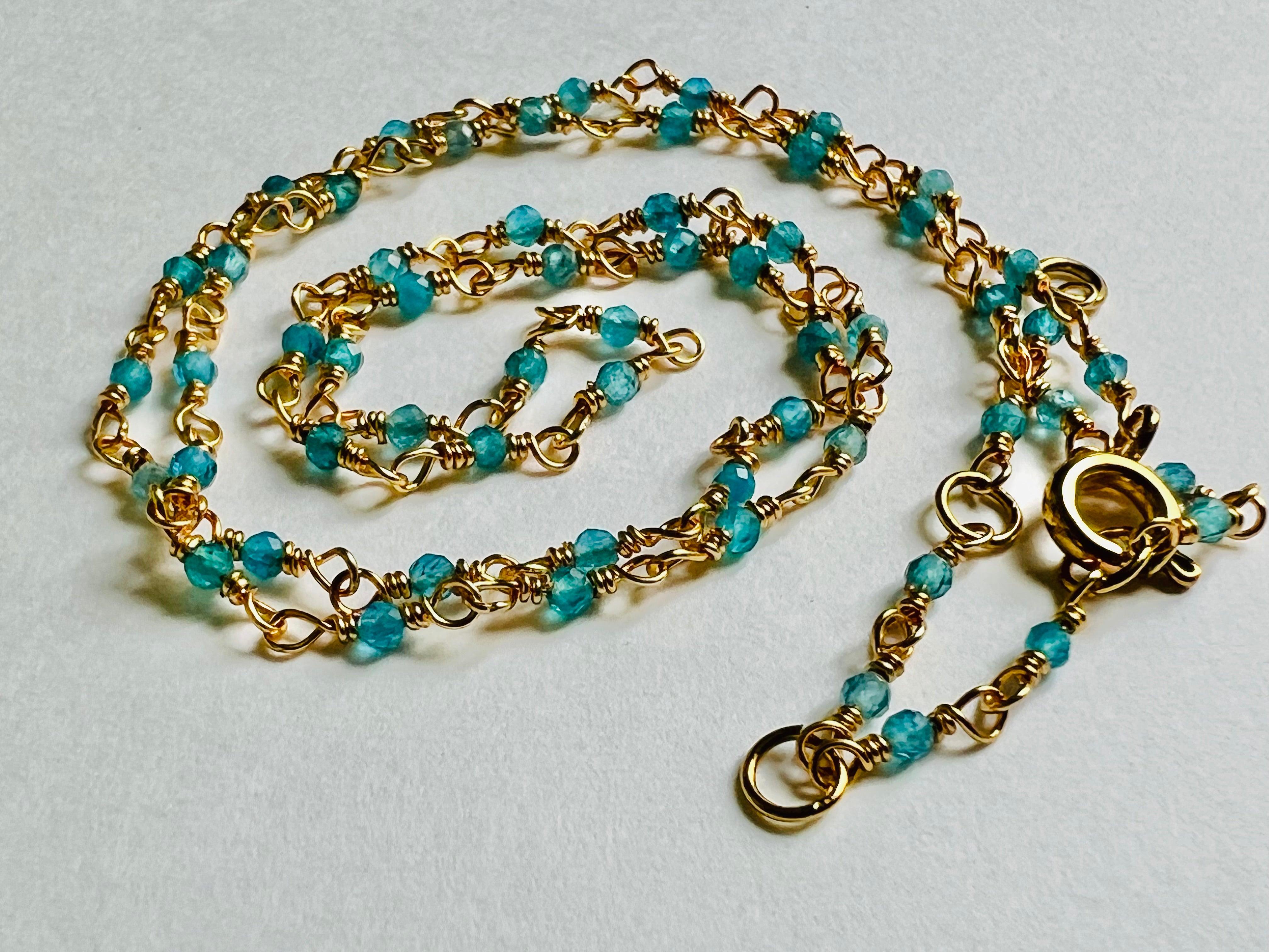 Collier ETHEL ras de cou perles bleu turquoise chaîne dorée - Créations Uniques