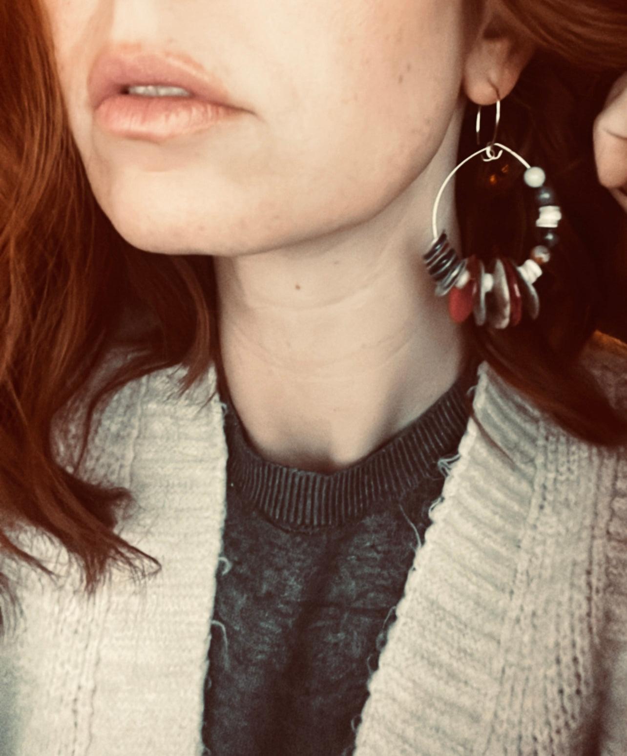 Boucles d’oreilles ARIANE boutons de nacre et perles, style bohème - Créations Uniques - Créations Uniques