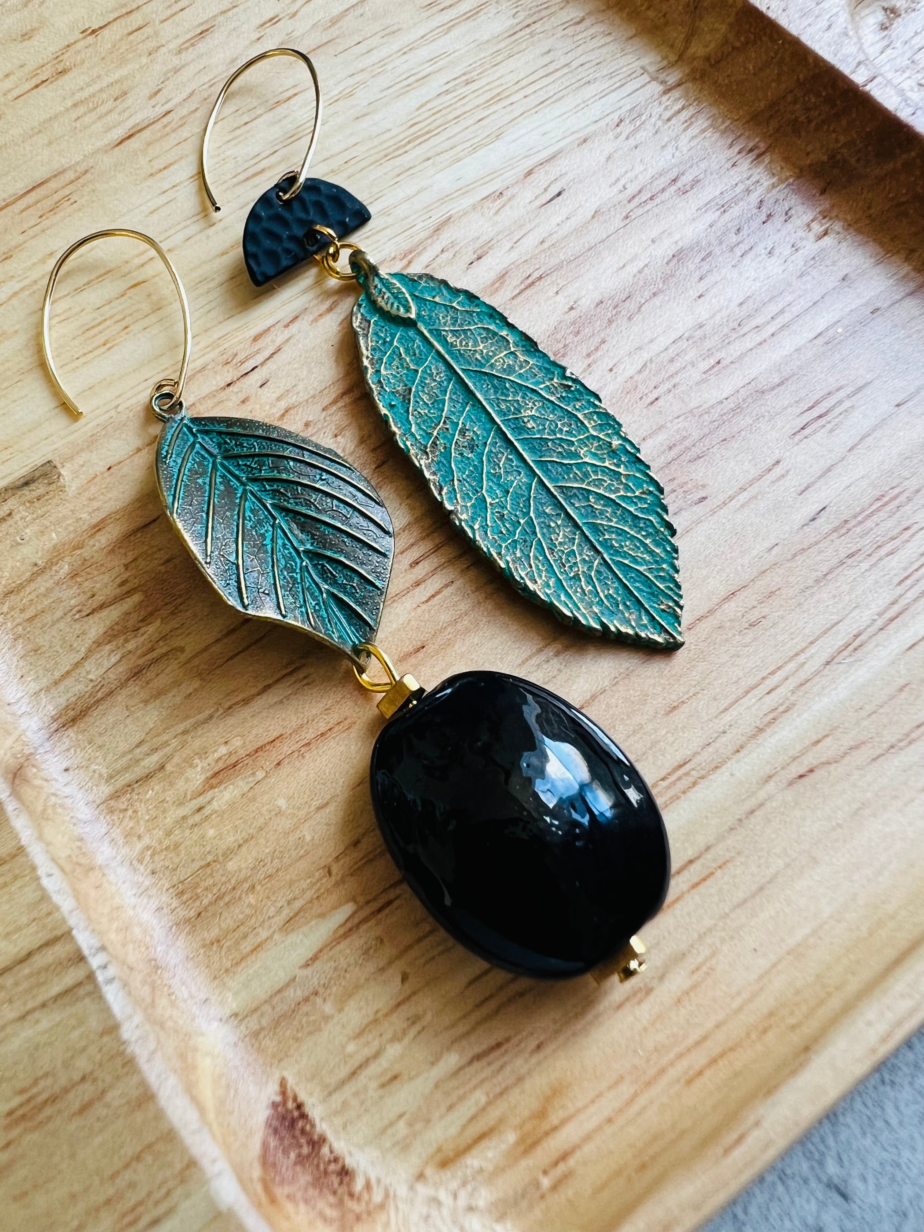 Boucles d’oreilles MARIJAM feuilles asymétriques et perles, style bohème - Créations Uniques - Créations Uniques