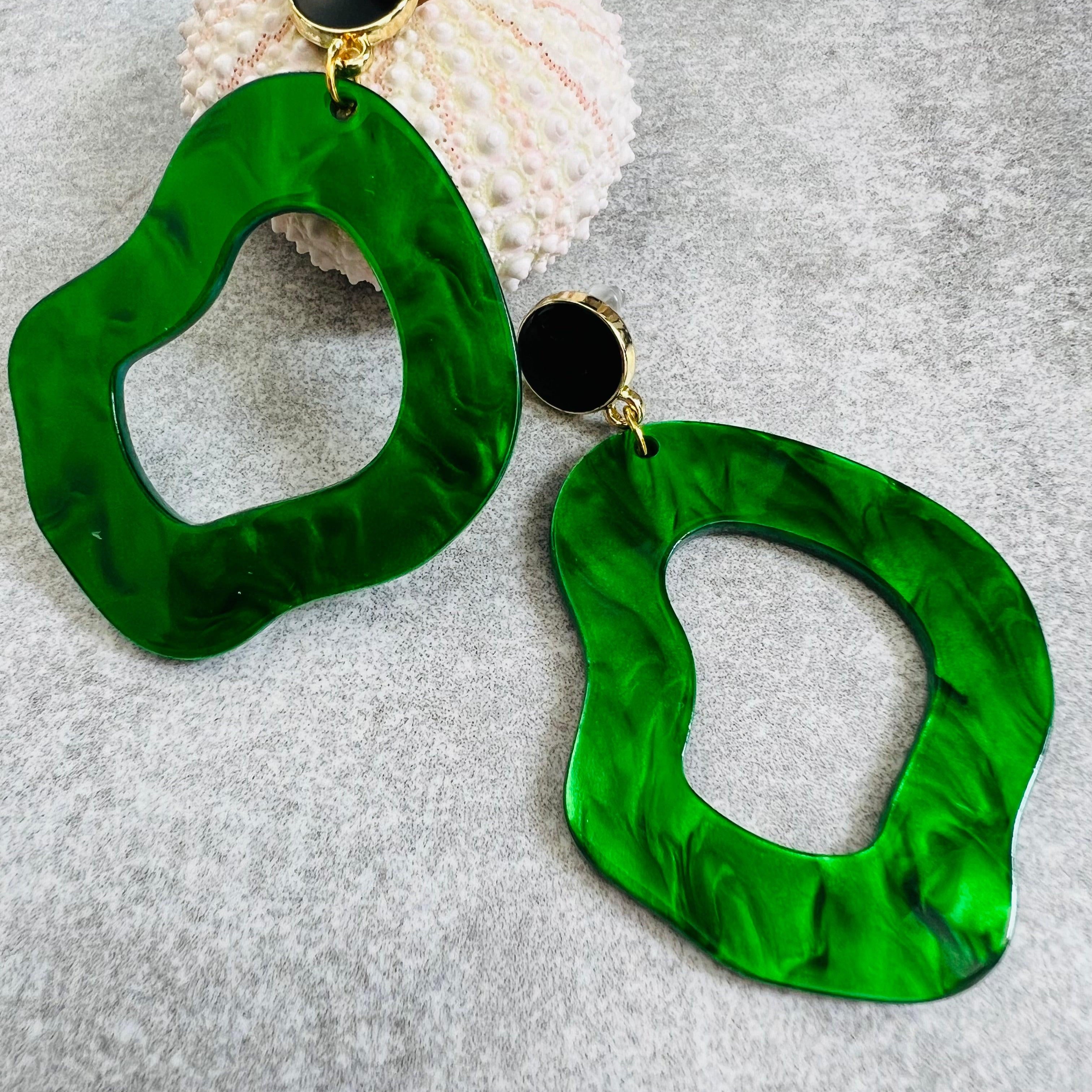 Boucles d’oreilles MAGDA résine vert lumineux - Créations Uniques - Créations Uniques