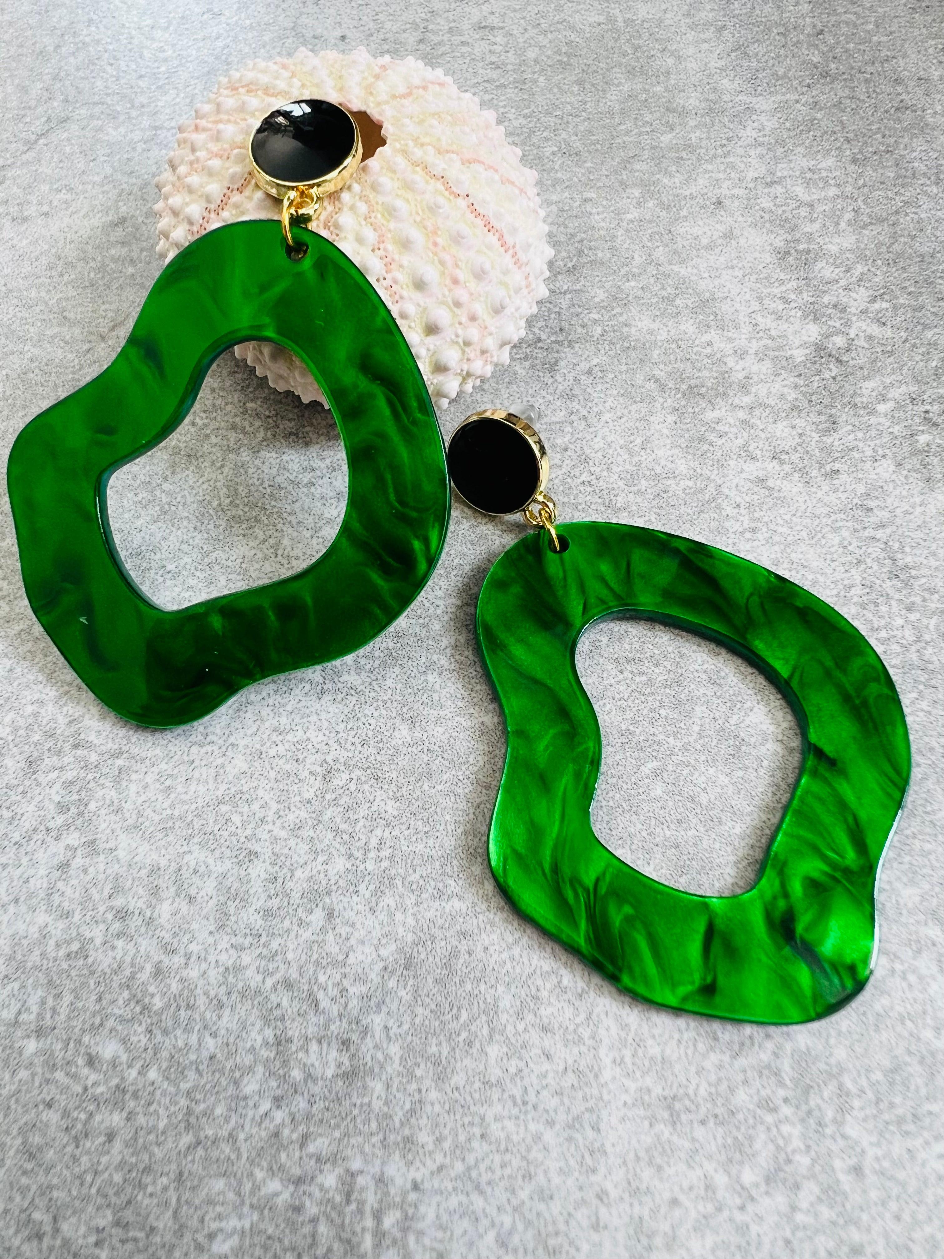 Boucles d’oreilles MAGDA résine vert lumineux - Créations Uniques - Créations Uniques