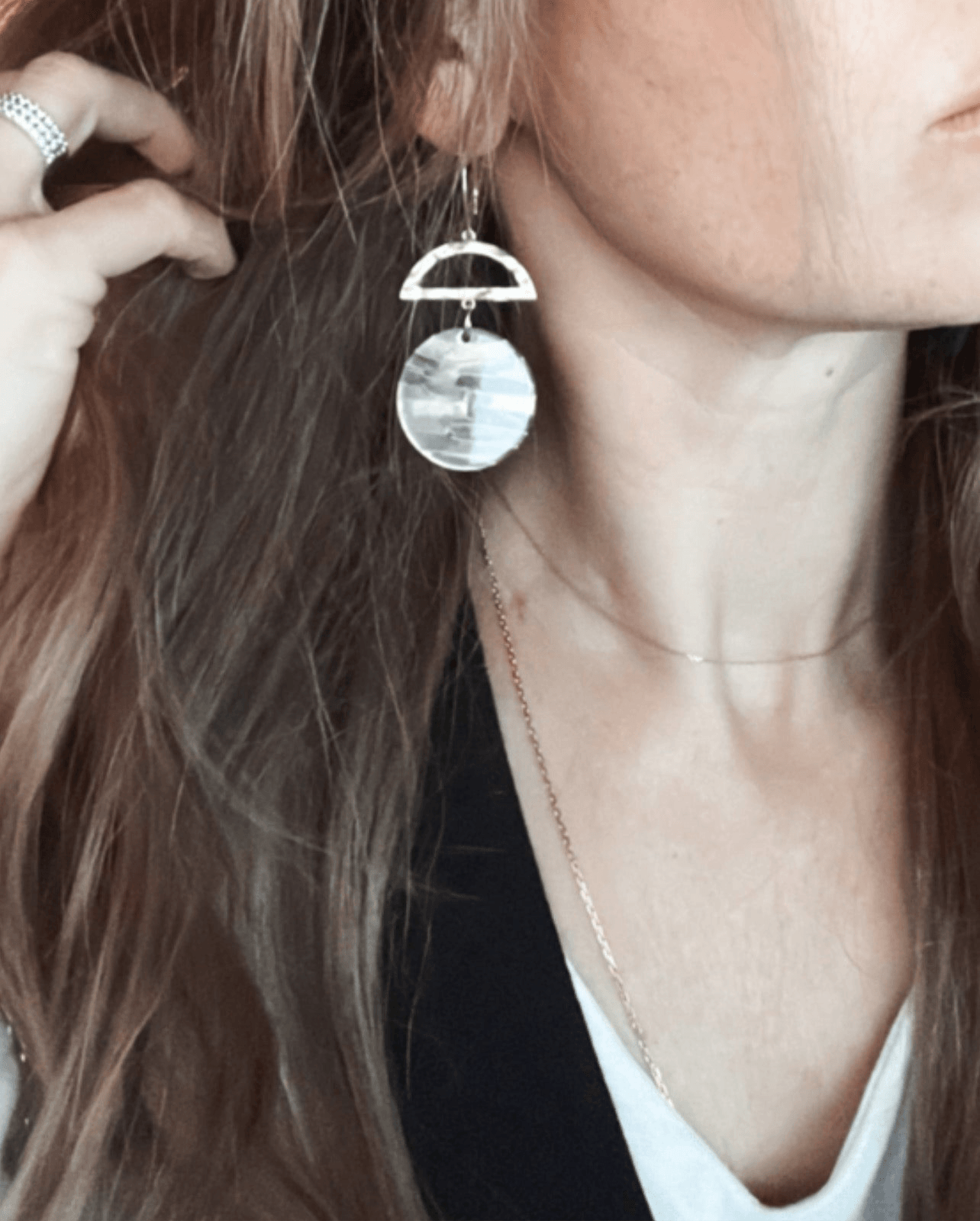 Boucles d’oreilles PEGGY résine taupe effet - Créations Uniques - Créations Uniques